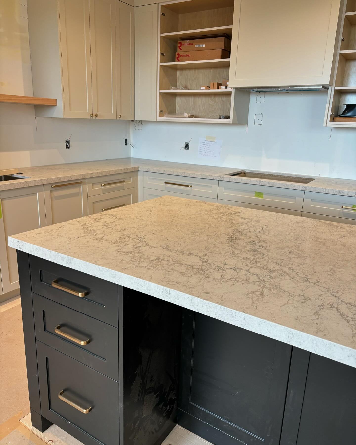 Here&rsquo;s a sneak peak of the construction progress at our Yonge Street project. This full condo renovation is in its final stages. We love seeing the design take shape! 
@judypetersieldesign

#Construction #ProjectManagement #QualityCraftsmanship