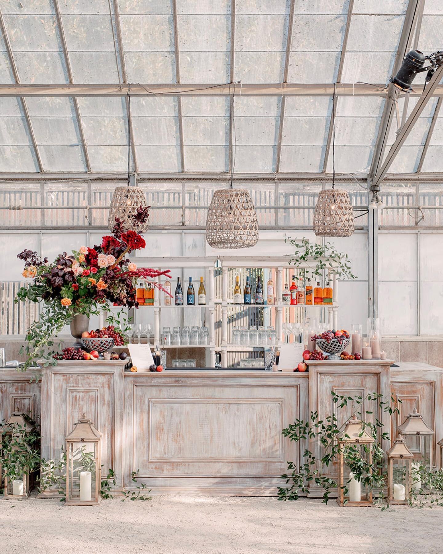 Swooning over our reception bar styled by @wild_heart_events and @sirenfloralco at Dos Pueblos Orchid Farm. This one is hard to top 😍 

.

Design by @wild_heart_events 
Captured by @annadelores
Florals by @sirenfloralco 
Venue @dos_pueblos_orchid_fa