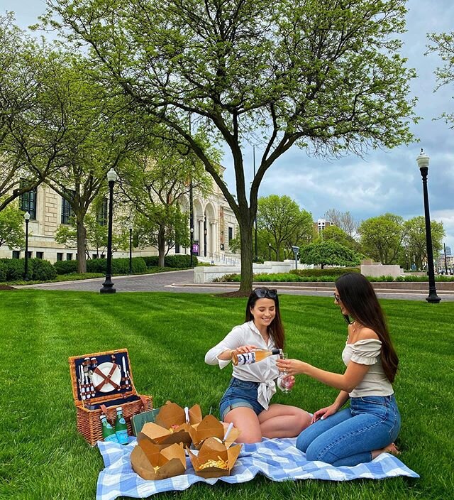 happy sunday y&rsquo;all! grab some babo brunch to go, bring a blanket, &amp; have a picnic on the DIA lawn! 🌤🍳🥓🥗 p.s. snag a bottle of wine at 50% off 🥂