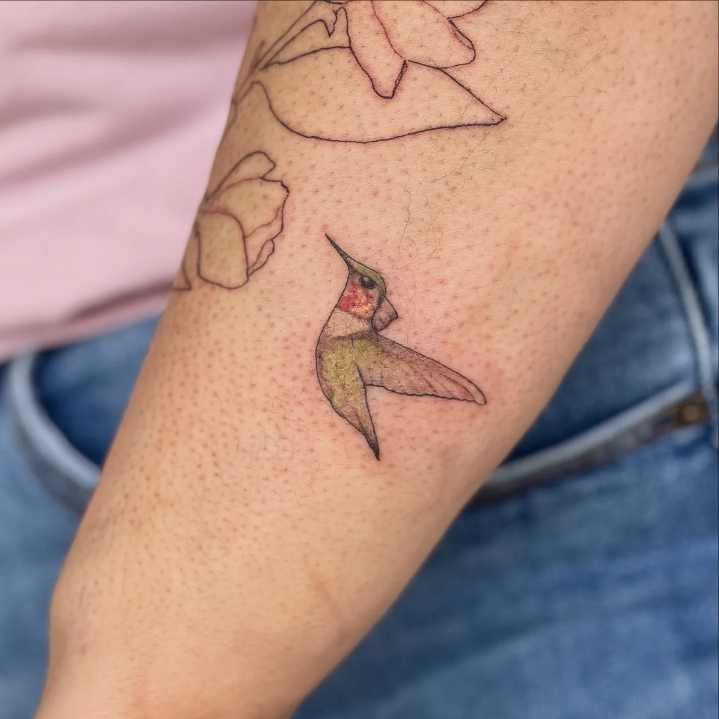 Finished these two ruby throated hummingbirds as part of a big magnolia piece 🥰 I am so so excited to finish the rest on a few weeks! 

#colorrealism #finelinetattooartist #denverart #rubythroatedhummingbird #birdartist