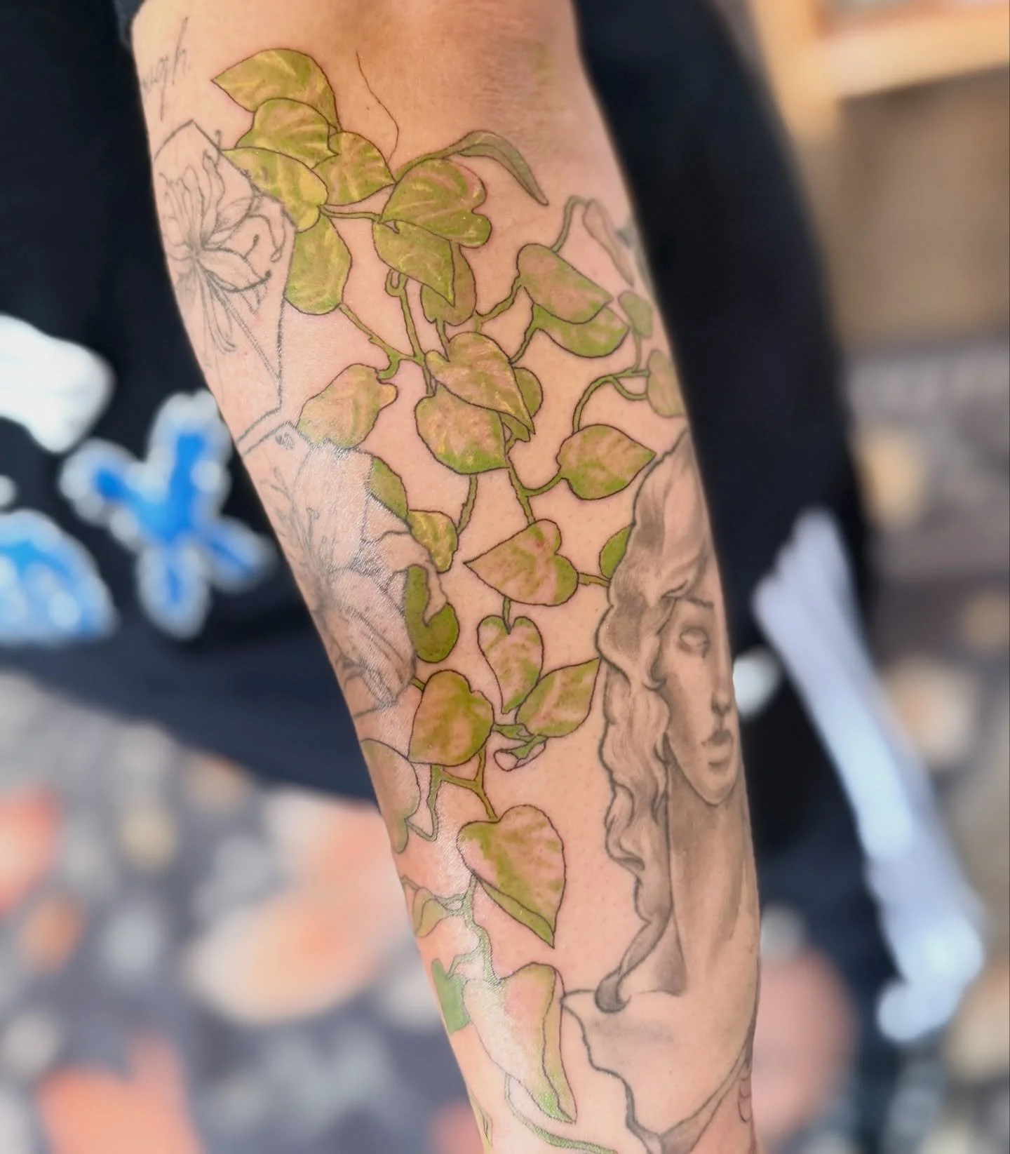 Started this golden pothos gap filler yesterday 😍 I am so so excited to finish this in a few weeks! 

Books are opening up next week along with a fresh flash drop!

#denverartist #botanicaltattoos #colortattooartist