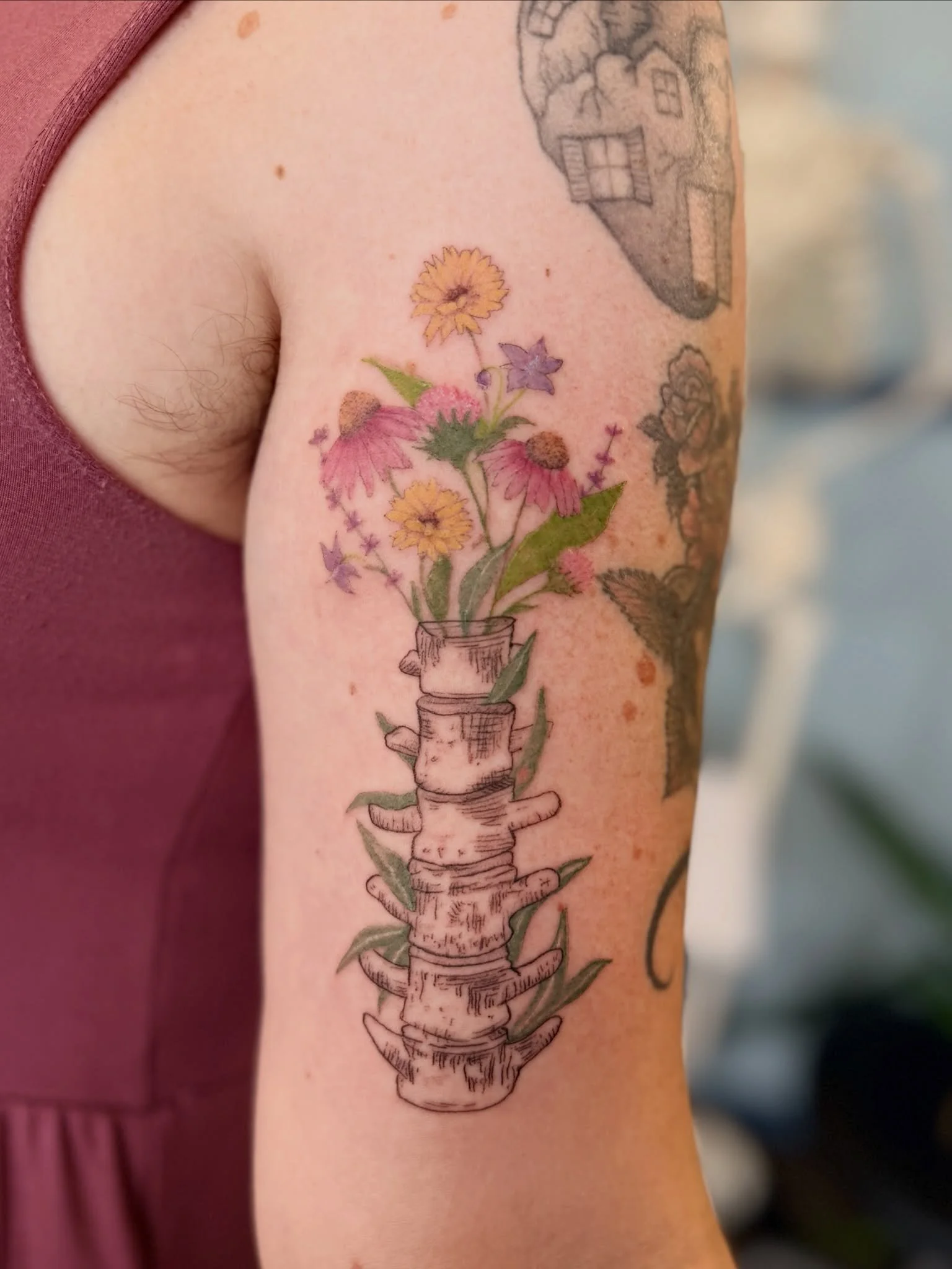 spine vase!!!!!! Y&rsquo;all I love bones and flowers!!!!!!
