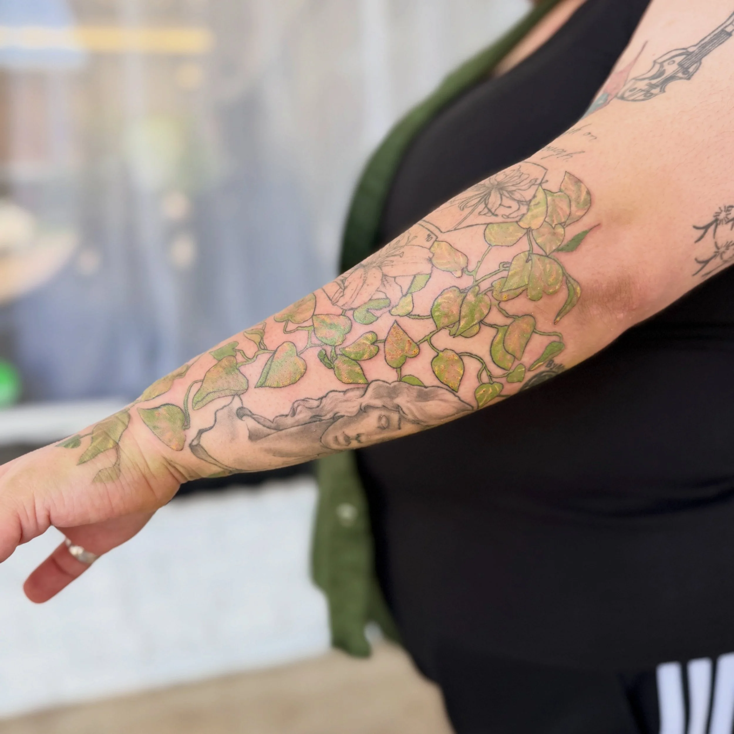 finished up this pothos filler 🪴 I always love love love free handing plants to fit your anatomy 🖤 My books are open for the summer! Let&rsquo;s create something 🥰

Total time: 7 hours over 2 sessions. 
Using:
 @bishoprotary 
@qumaneedles 
@kwadro