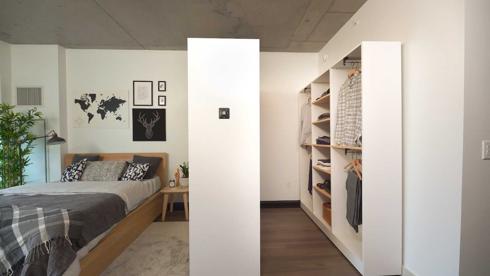 oris-pocket-closet-is-installed-on-a-robotic-rail-it-opens-and-closes-using-a-built-in-controller-a-smartphone-or-voice-control.jpg