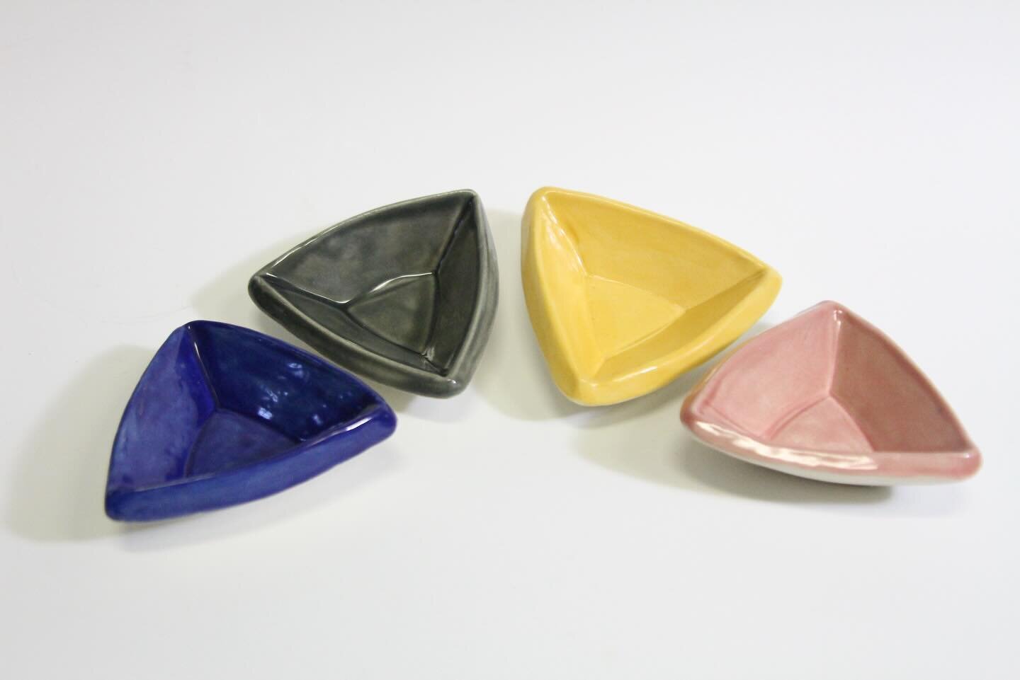 🌻 Tiny Triangle Dishes are here! Here are about half of the glaze options available - for if you want a splash of color. They can be used to hold small jewelry and take up minimal space on your counter. Or you can use them in the kitchen to hold tho