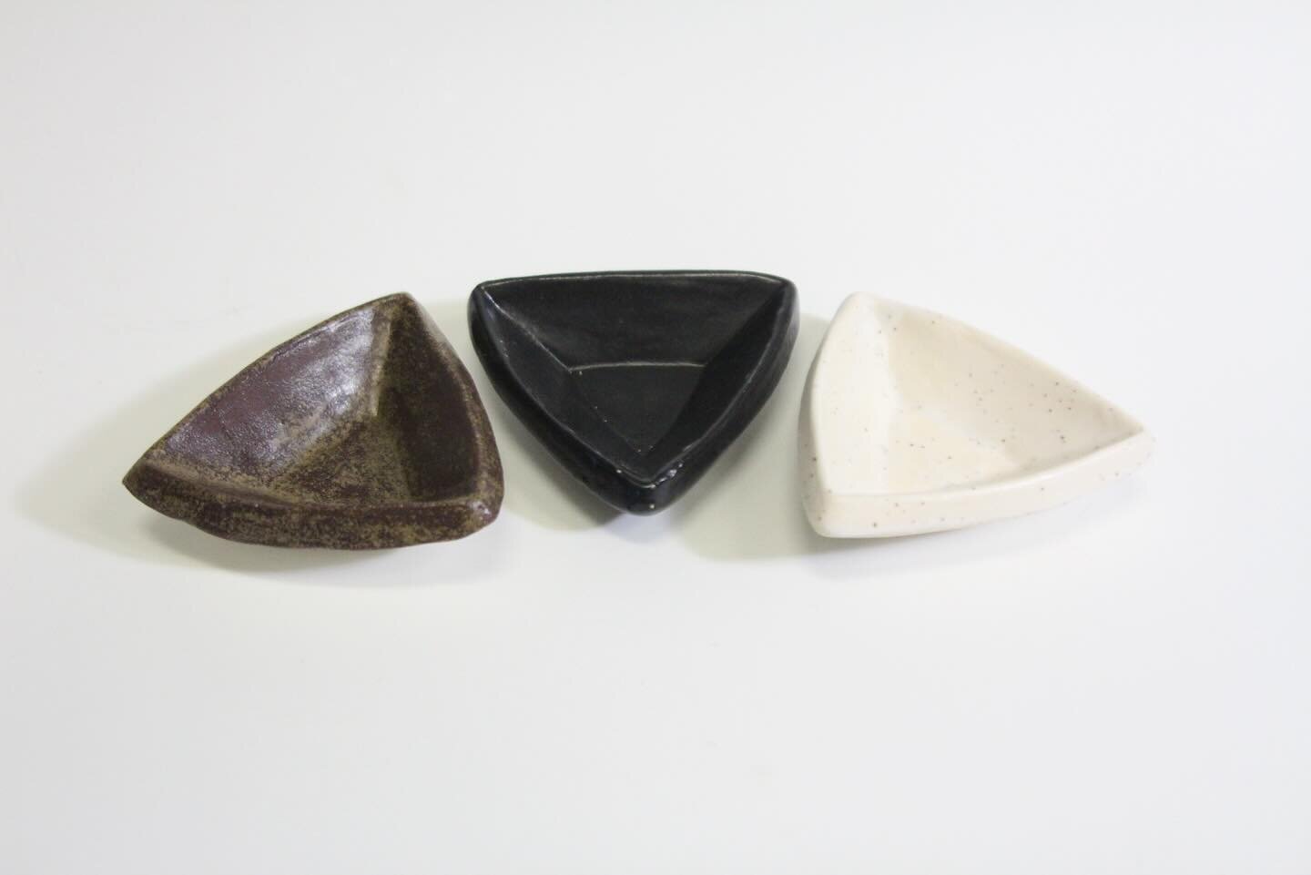 🌻 If neutrals are more you thing, I&rsquo;ve got your back! The rest of the glazes I have available are satin black, speckle brown, and speckle white. The Tiny Triangles are small, but are super versatile. They also stack together very nicely. If yo