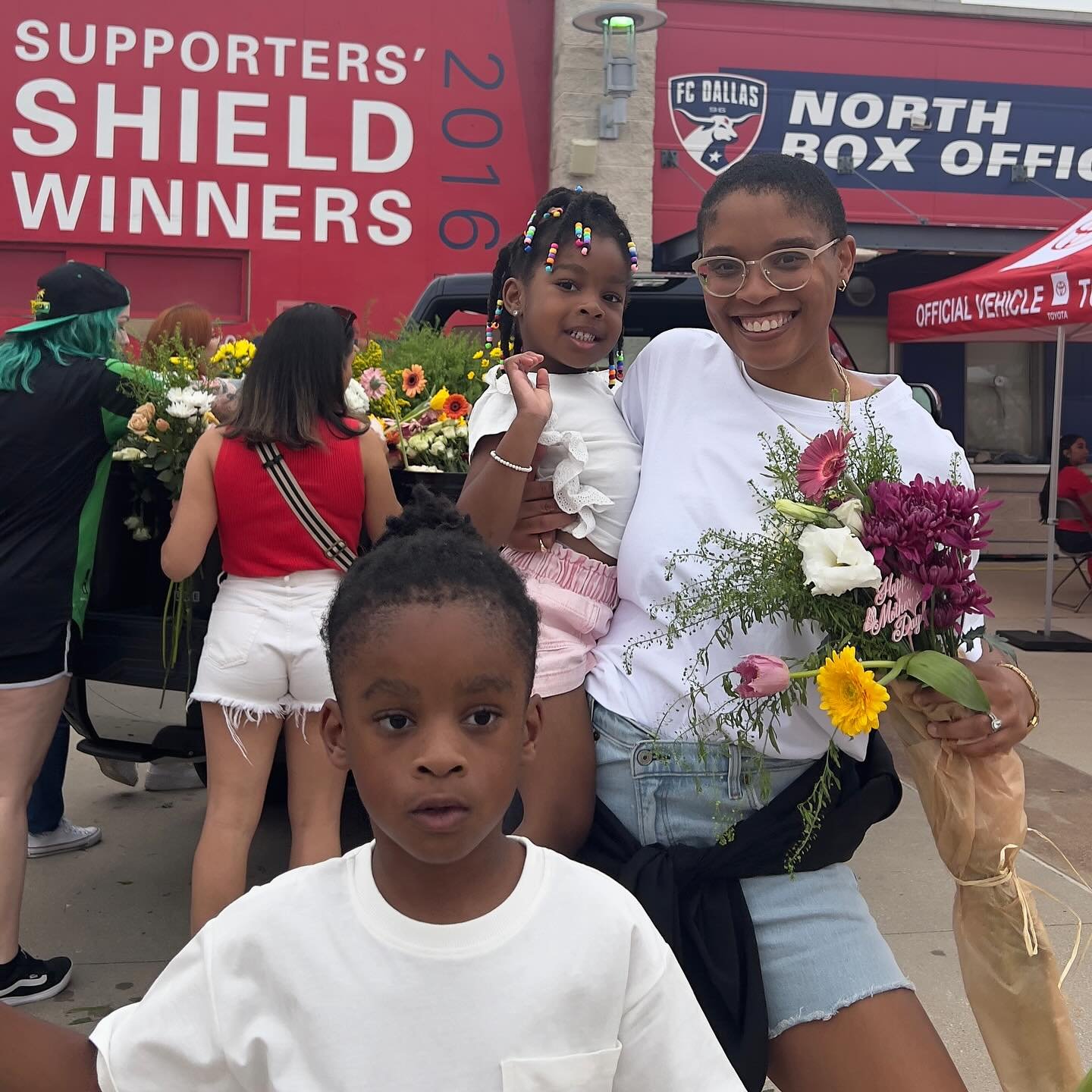 Thank you @toyotausa for making us moms feel special at last nights @fcdallas game. #ToyotaPartner The Pop up flower shop was a hit I absolutely love the bouquet my kids made me. 💐 We enjoyed our time at the game as well as the Ride we took to get t