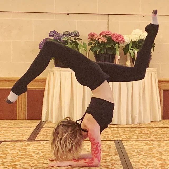Have I mentioned lately how much I LOVE being upside down 🤸🏼&zwj;♂️
.
Let&rsquo;s be clear tho 🧘🏼&zwj;♀️ this is NOT what my practice looks like every day 🙅🏼&zwj;♀️
.
What you don&rsquo;t see here is how hard I&rsquo;ve worked to get back to pr