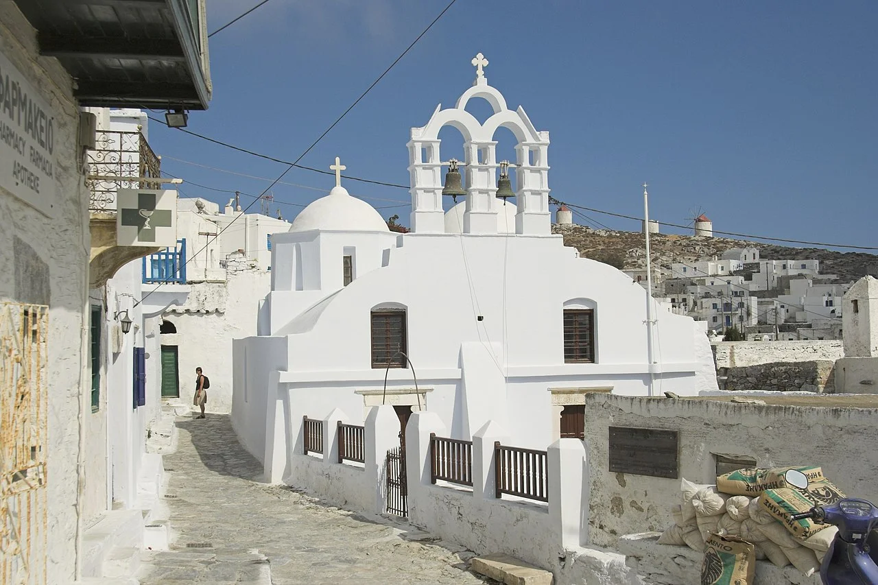 1280px-Chora_of_Amorgos,_church_of_Agioi_Pantes,_084816.jpg