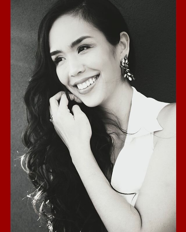 Happy Holidays everyone! Hope it&rsquo;s filled with love&amp;joy. &hearts;️✨xoxo, mal xxx @emkatzbeauty @loulettebride