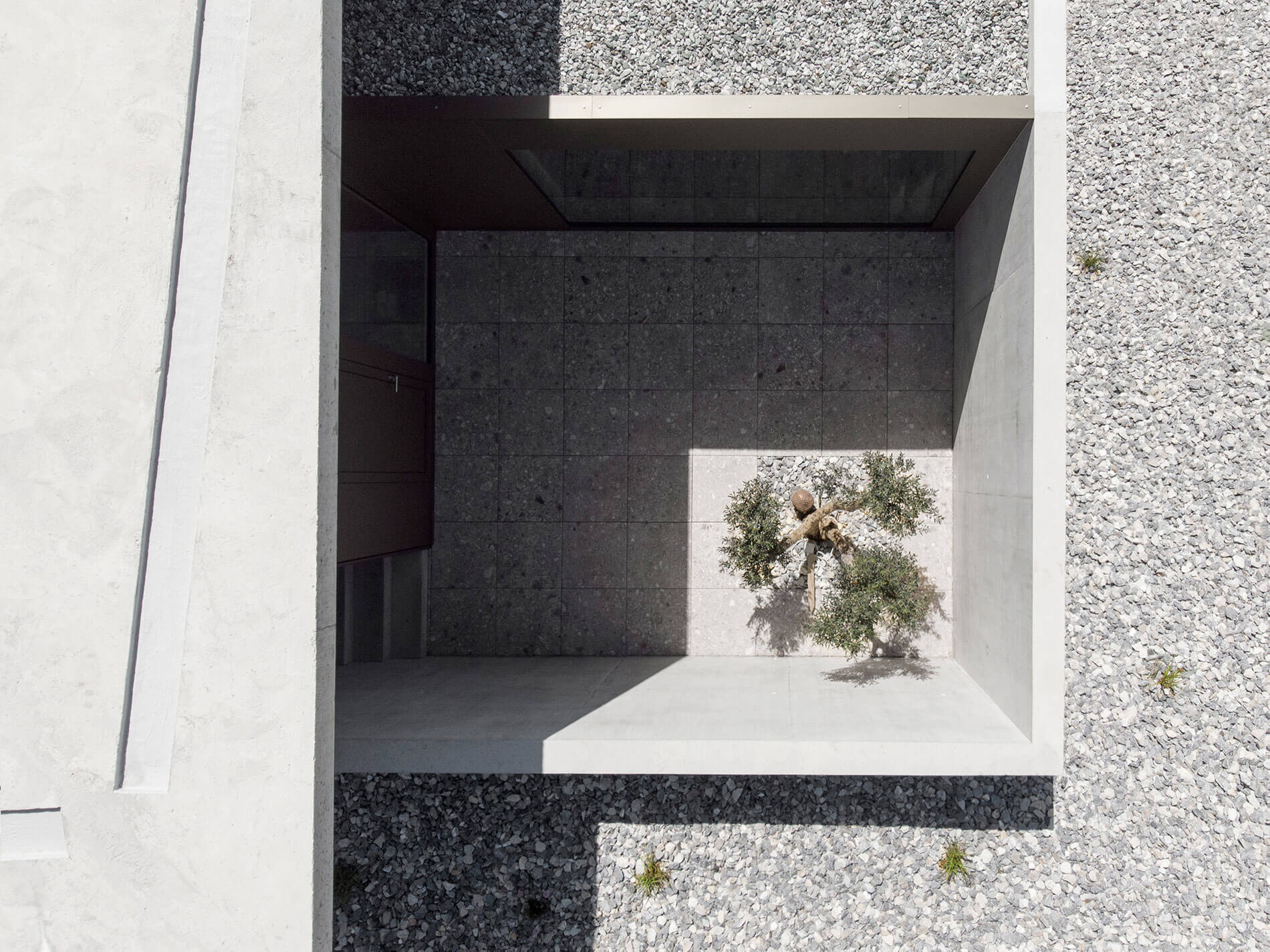 dvarchitectes-architecture-drone-patio.jpg