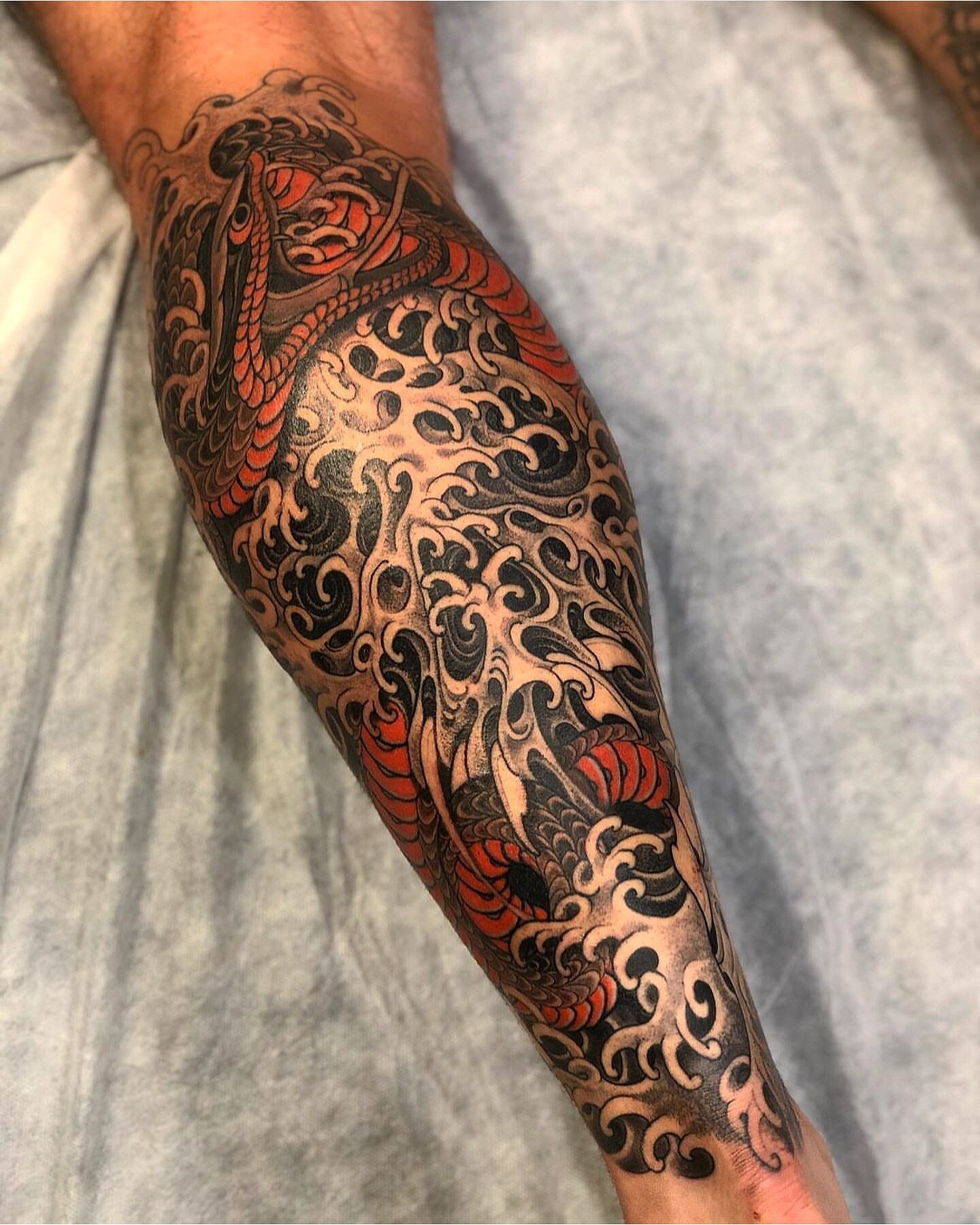 Freehand waveskull 💀

Done using 
@bamboogoo.au @thesolidink @tatsoul @criticaltattoosupply @goodguysupply 

WWW.STUPAGDINTATTOOER.COM

#japanesetattoo #japanese #japaneseculture #adelaide #adelaidetattoos #bamboogoo #thesolidink #tatsoul #critical 