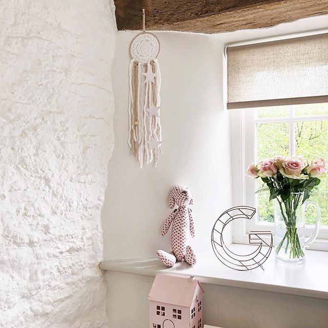 Sun&rsquo;s out finally! Pretty Spring pinks and beautiful walls in my daughters room. A favourite little corner of mine. 🌷💕 #spring #pink