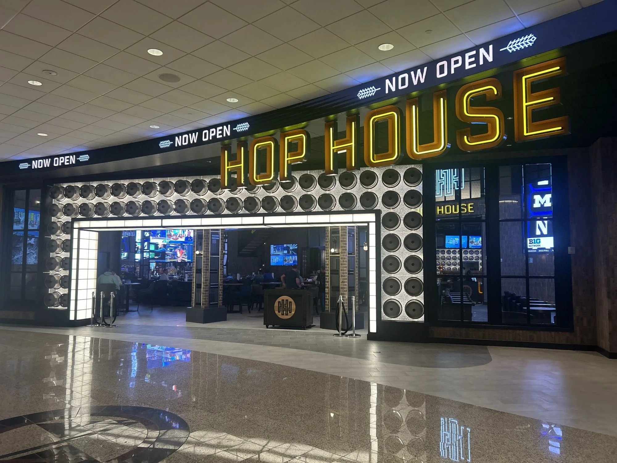hop-house-mystic-lake-cielo-lucere-bubbles-restaurant-entrance-16.jpg