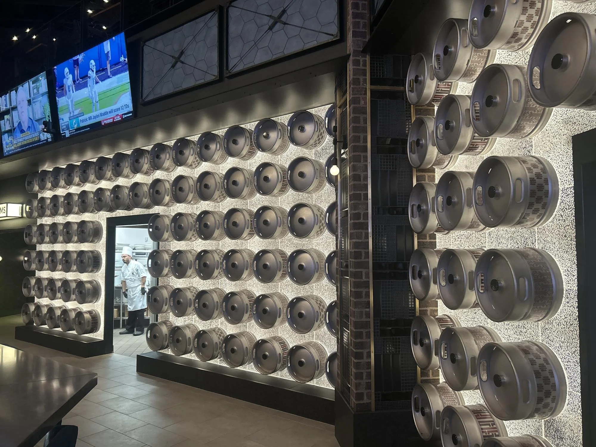 hop-house-mystic-lake-cielo-lucere-bubbles-decorative-panels-keg-wall-05.jpg
