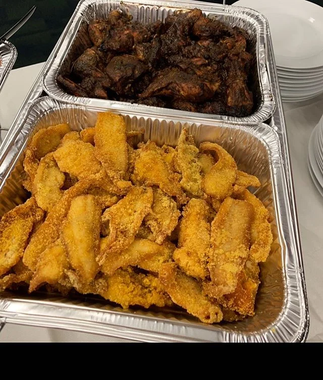 We just dropped off our delicious crispy fried fish and our BBQ Jerk Chicken which is always a favorite. #lunch #corporateevents #caribbeanfood #jerkchicken #friedfish #happytuesday #soulfood #southernfood #goodeats #instagood #instafood #2queenz #si