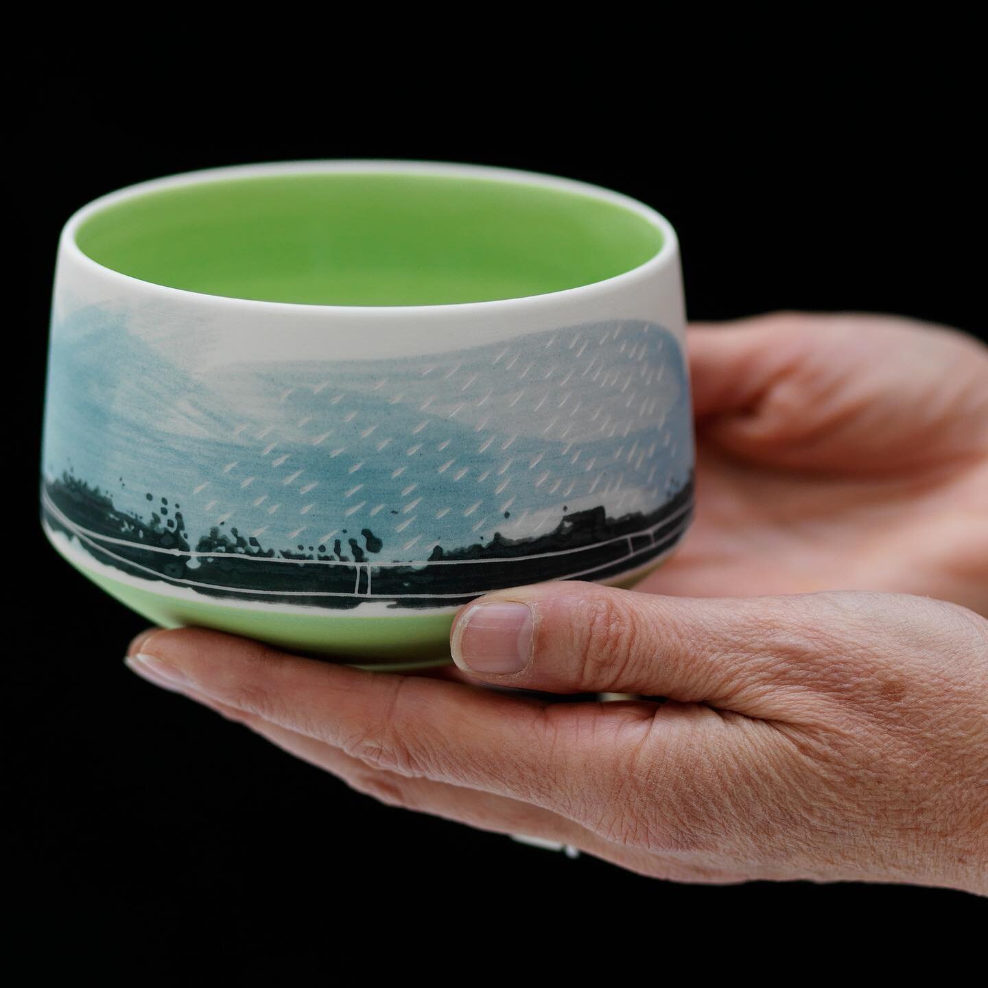 &bull; SATURDAY &bull;
Final decorating for Potfest in the Park completed including the last of these wide bowls - swipe for image of one finished today prior to firing. 
.
@potfest.co.uk 
@huttonintheforest 
29-31 July
.
📷 @shannontofts 
.
.
.
#Pot