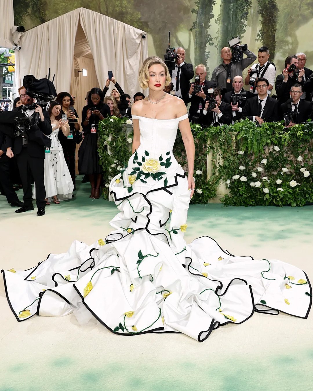 💫 What's your take on this year's Met Gala looks? Here are a few of our top picks! Which one was your favorite? ✨ #MetGalaFashion #SleepingBeauties #Gardenoftime #MetGala #FashionDesign