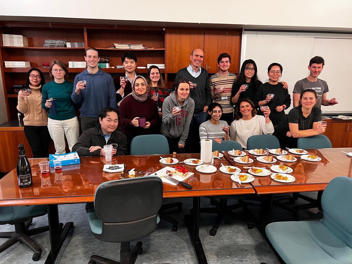 congrats to FM for his well-deserved chairmanship of the Scientific Research Advisory Committee at Columbia! 🥳🥳🥳 disclaimer: no experiments were done under the influence 🤔😎 #mancialab #clarkelab #research #itsfiveoclocksomewhere #cryoem