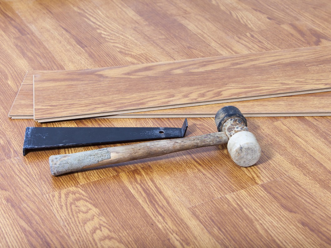 Install-Laminate-Floating-Floo-95829494.jpg