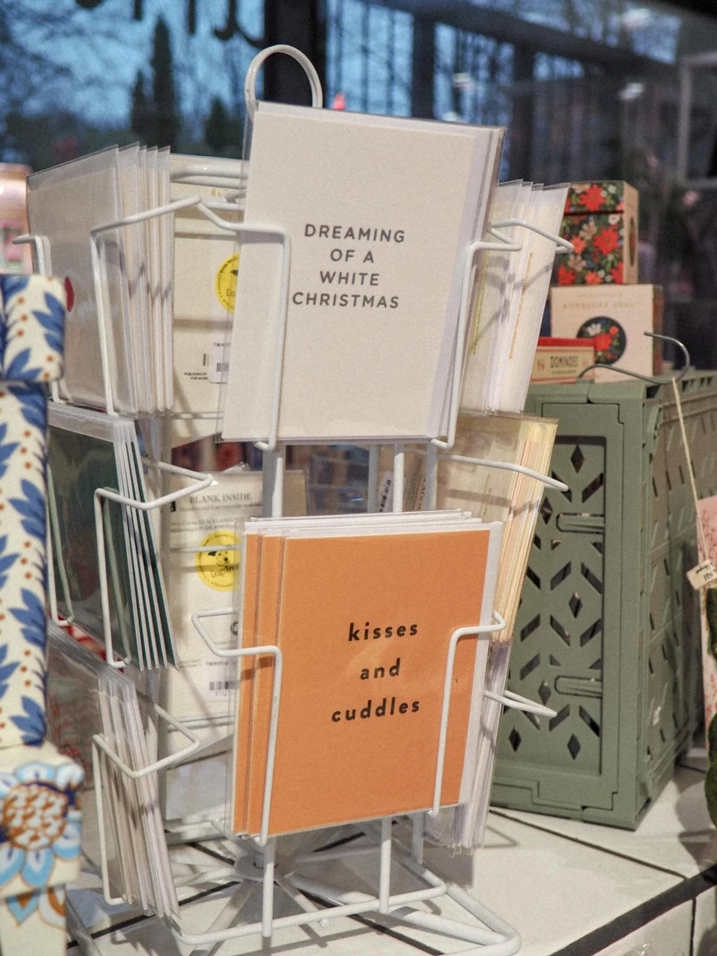 Muutamat s&ouml;p&ouml;t nostot marketin hyllyilt&auml; 🍒

Rekit ja hyllyt on t&auml;ll&auml; hetkell&auml; t&auml;ynn&auml; kaikkea tosi ihanaa! Ja me ollaan auki joka p&auml;iv&auml; jouluun saakka 🎁✨

#maanantaimarket #secondhand #secondhandturk