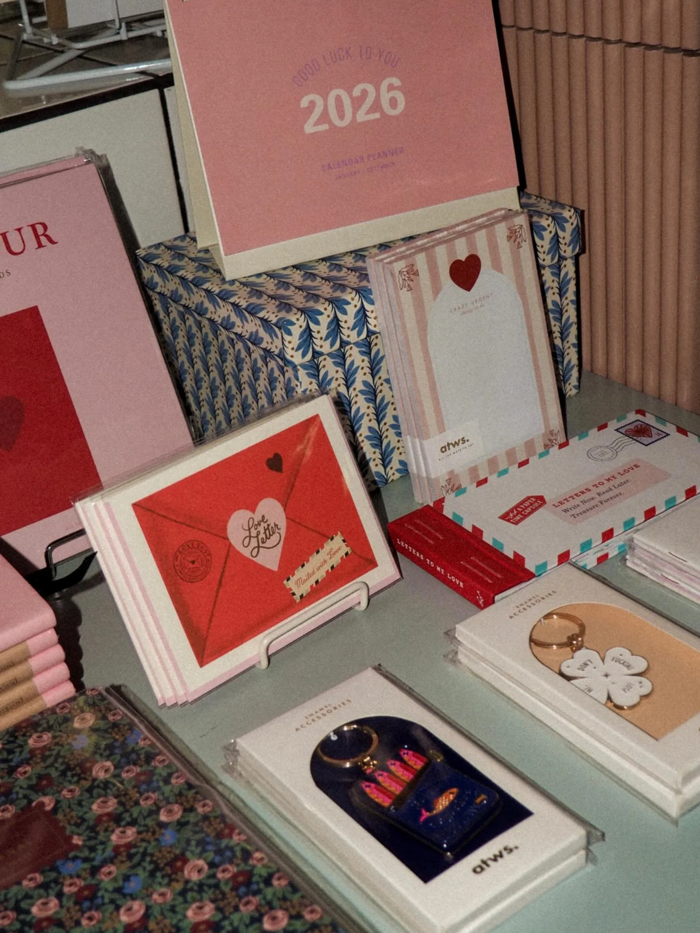 Ihania uutisia, nimitt&auml;in @papershophelsinki k&auml;vi eilen p&auml;ivitt&auml;m&auml;ss&auml; valikoimaa! 💞🍒🎀✨

Viikonloppu palvellaan normaalisti, eli t&auml;n&auml;&auml;n klo 18 saakka, lauantaina 10-16 ja sunnuntaina 12-16 🌞

#maanantai