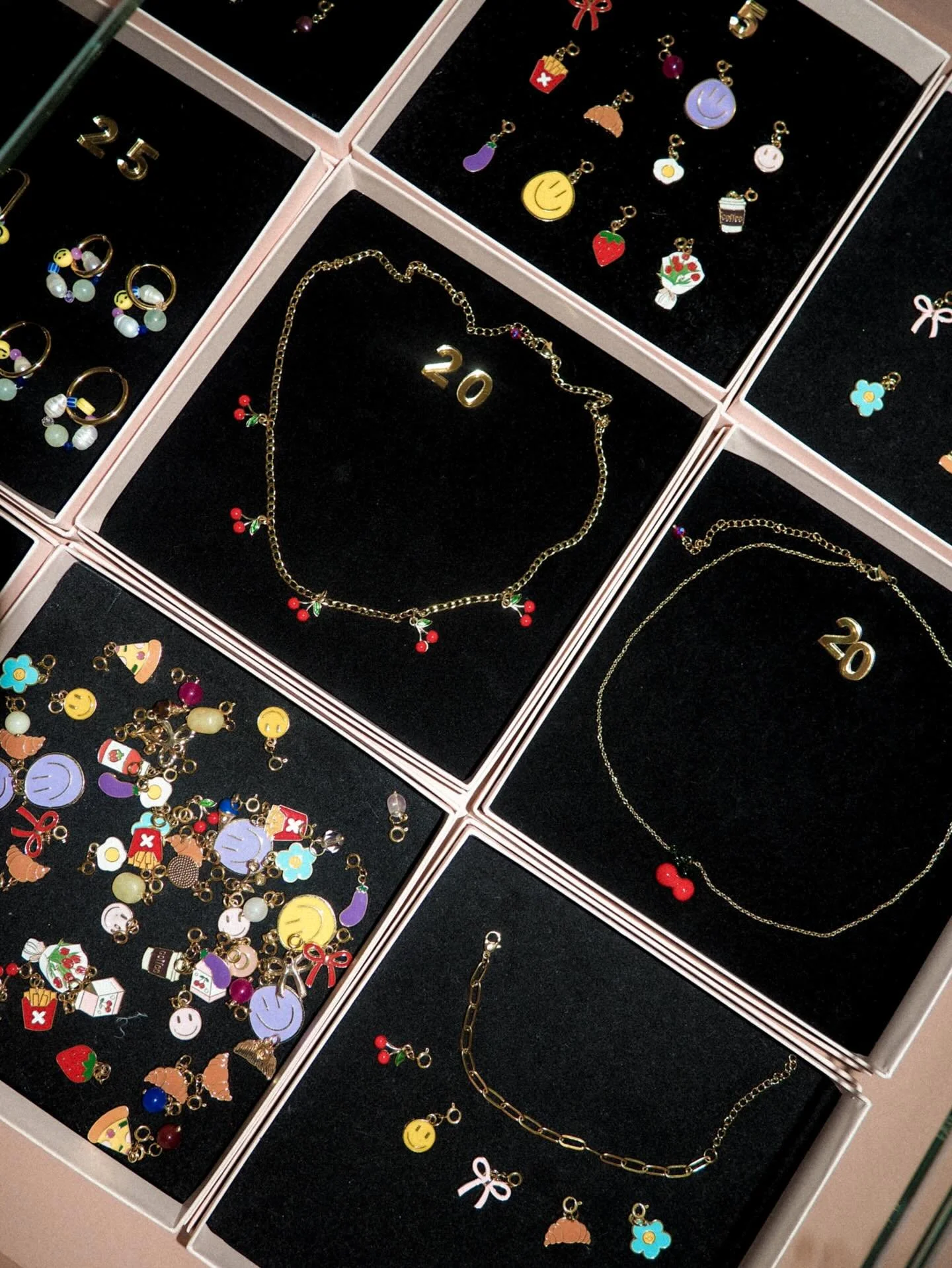 T&auml;ytettiin kassan vieress&auml; oleva vitriini MON studion korviksilla, kaulakoruilla, k&auml;sikoruilla sek&auml; s&ouml;p&ouml;ill&auml; riipuksilla, jotka voi kiinnitt&auml;&auml; pienell&auml; korulukolla my&ouml;s jo olemassaoleviin ketjuih