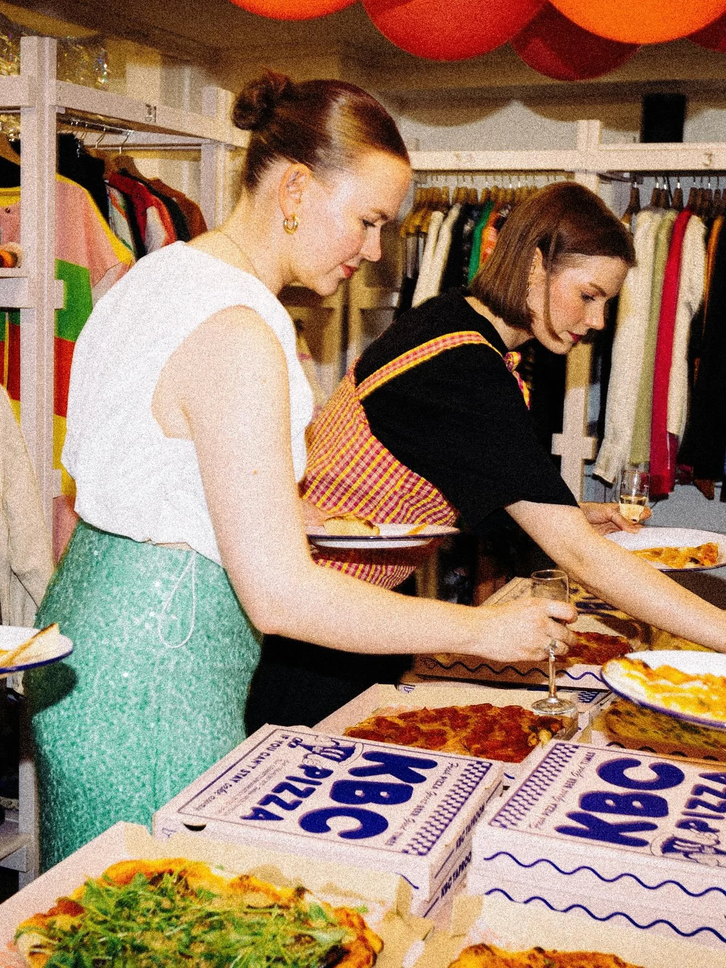 Yst&auml;v&auml;np&auml;iv&auml; meni jo, mutta halutaan siit&auml; huolimatta muistuttaa, ett&auml; Maanantaimarket ei olis kyll&auml; mit&auml;&auml;n ilman ihmisi&auml; sen ymp&auml;rill&auml;. Myyji&auml;, asiakkaita, yhteisty&ouml;kumppaneita ja