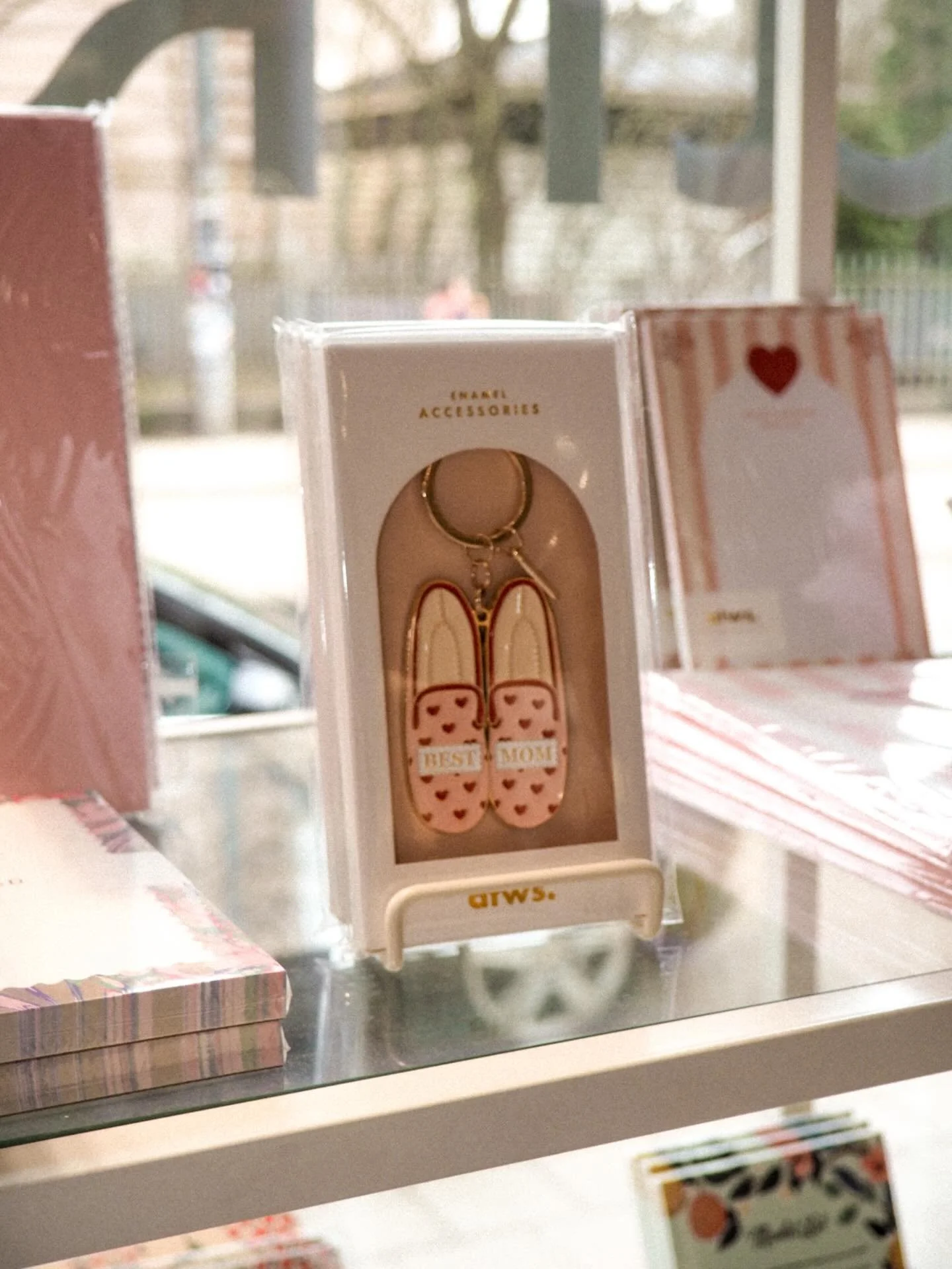 T&auml;n viikon memo 📝

💓 @papershophelsinki k&auml;vi p&auml;ivitt&auml;m&auml;ss&auml; valikoimaa viime viikolla ja kaikki on taas niin s&ouml;p&ouml;&auml;!
💓 kev&auml;tsesonki on nyt virallisesti startannut
💓 &hellip;sen huomaa mm. siit&auml;