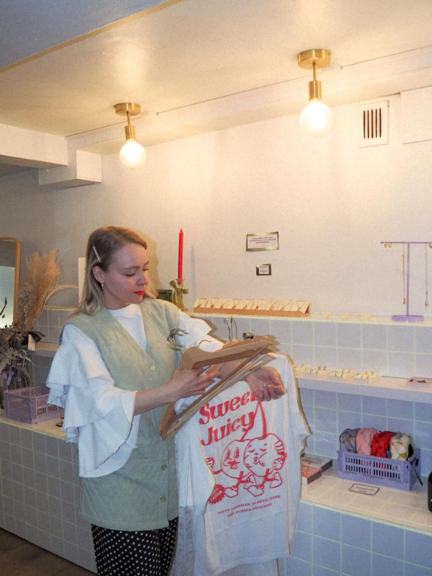 T&auml;ll&auml; viikolla me ollaan:

🍒 naurettu paljon
🍒 p&auml;ivitelty miten ihania tuotteita on tullut myyntiin
🍒 juotu paljon kahvia (koska saatiin meid&auml;n kahvikone huollosta)
🍒 hinnoiteltu monta DROP-kassia
🍒 &hellip;ja vastaanotettu j