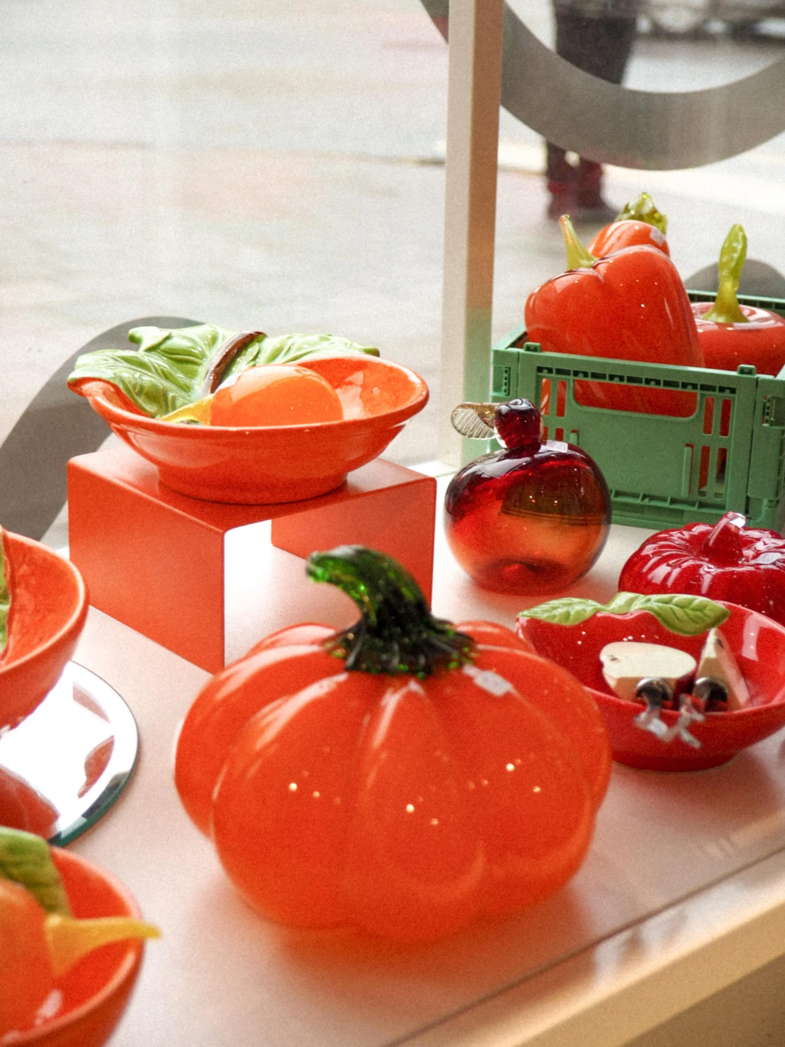 Yummy news 🍅✨ 

@hakunavintagea &amp; @papershophelsinki k&auml;viv&auml;t p&auml;ivitt&auml;m&auml;ss&auml; valikoimaa ja hyllyill&auml; on nyt vaikka mit&auml; herkkuja 👅💦

P.S. Maanantaimarket on helatorstaina kiinni, mut n&auml;hd&auml;&auml;n