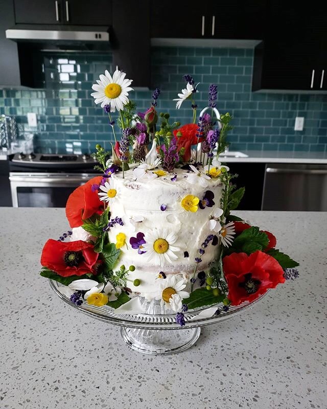 Up, down, all around beauty for @kcessil and a good friend's graduation party. Lemon lavendar cake w sour buttercream. &bull;
Red poppy, white rose, wild chamomile, pansies, daisy, lavender in three varieties, pink rose, mint, rocket flower, and butt