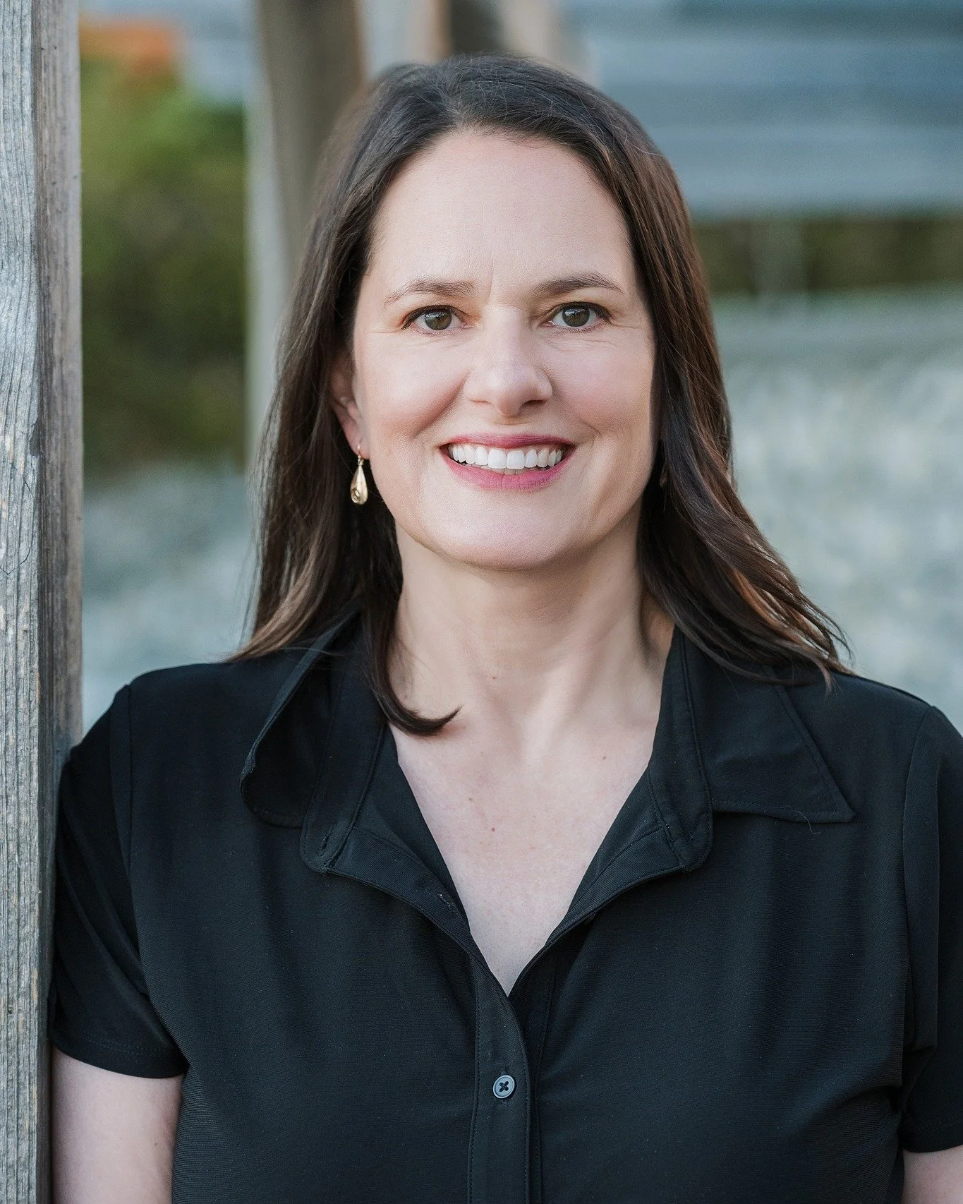 So wonderful to reunite with the brilliant Jennifer for updated headshots on the beautiful Songhees Walkway! ✨ She's a true professional who understands the power of a fresh online presence. We focused on capturing her new look and that amazing golde
