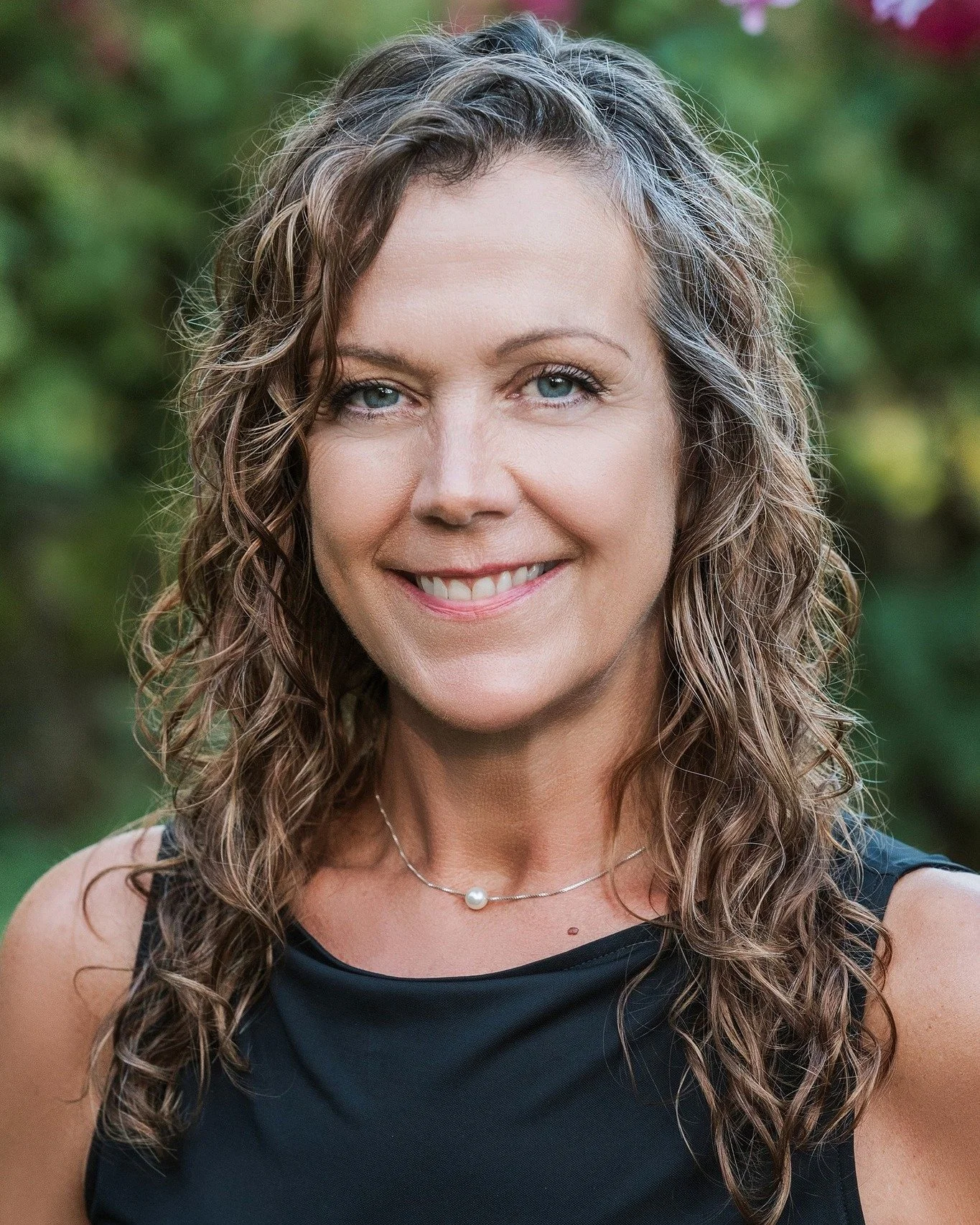I always love reconnecting with Jennifer for her updated headshots. 

We've captured both studio and outdoor sessions, and this time we embraced the beauty of her own lovely garden in Metchosin. 

A fresh headshot is so important for professionals, a