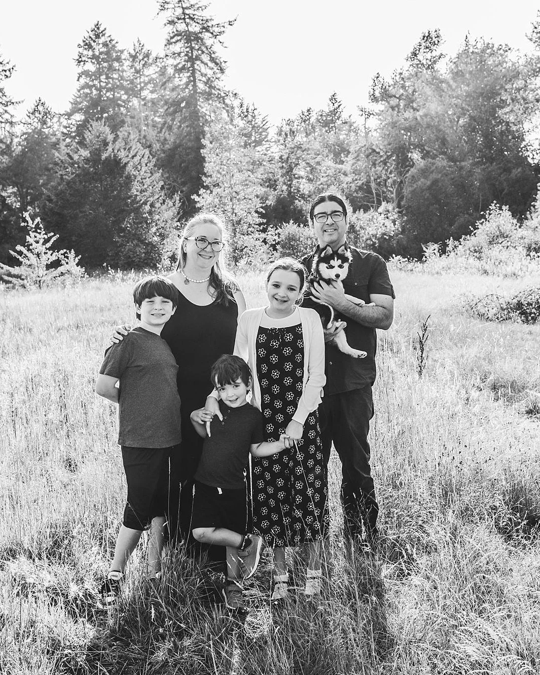What a fun-filled family session at Elk Lake! It was a joy to capture this sweet family and their newest member, their pup Olive, who was an absolute natural in front of the camera. The field was the perfect backdrop for all the laughter and love. 🐶