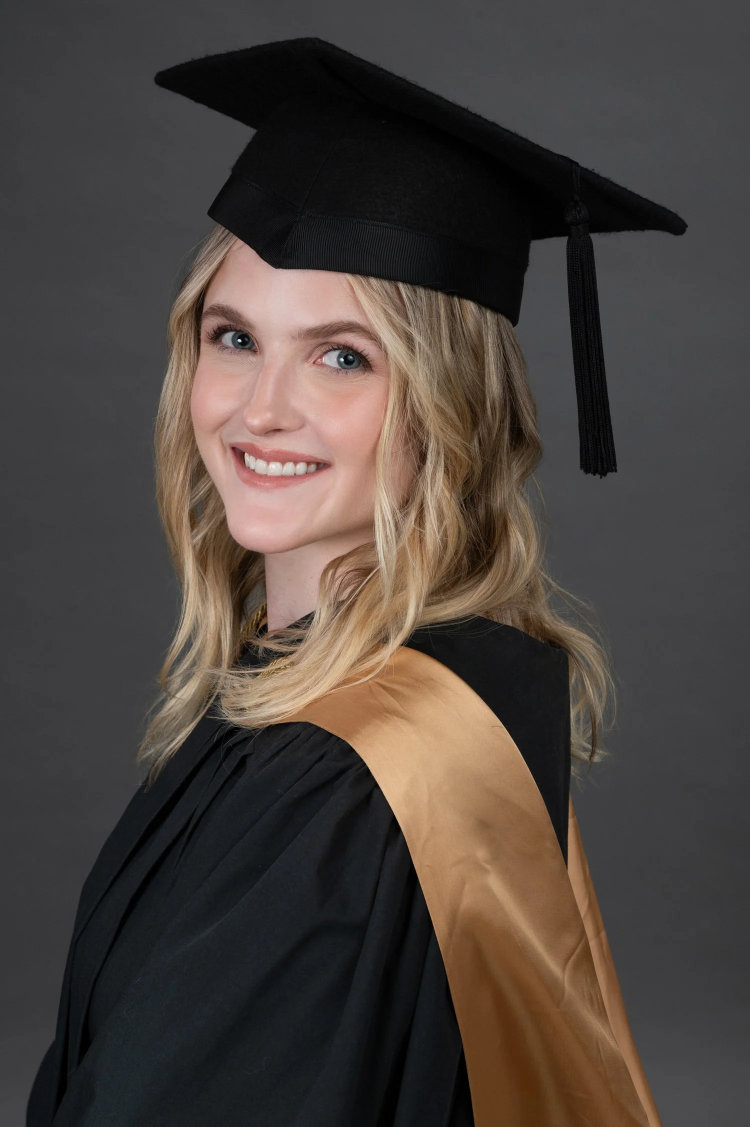grad photographer outdoor in victoria bc 