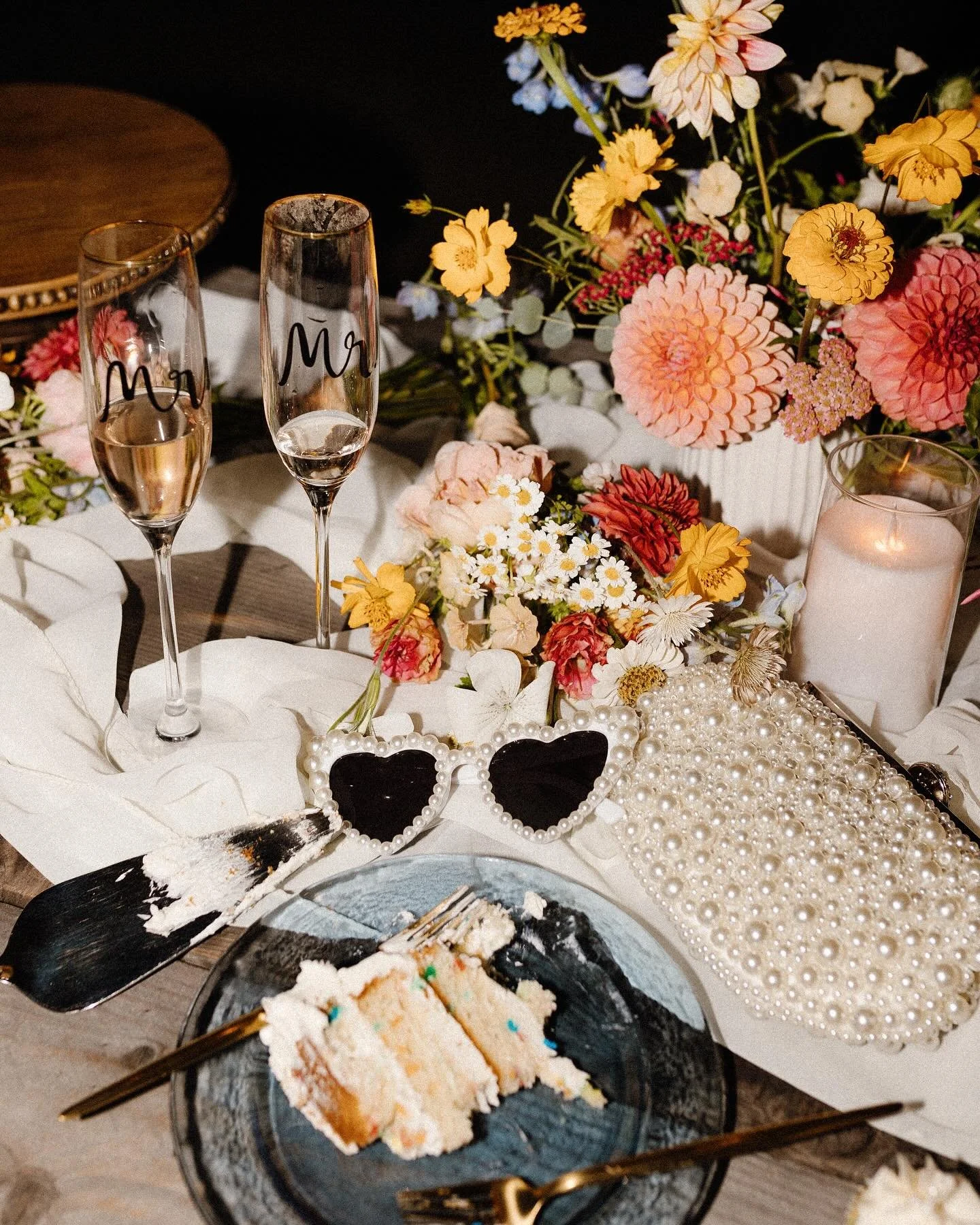 It&rsquo;s all in the ✨details✨
While I love everything about Shayne and Mac&rsquo;s wedding day I have to say the amount of details put into this wedding had me 🤩 I&rsquo;m not even lying when I say I could have spent hours playing around with capt
