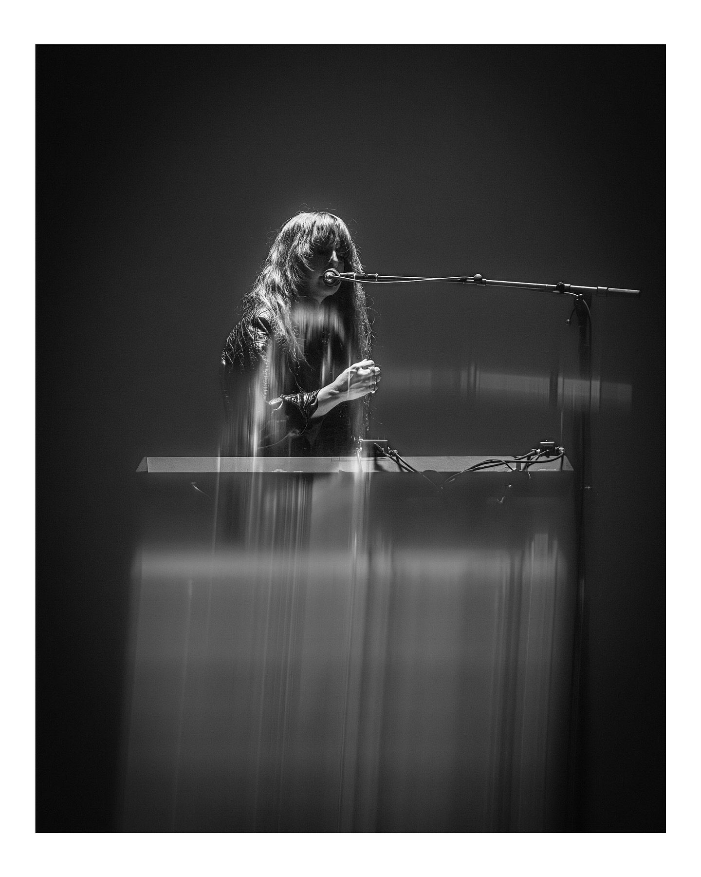 @beaccchhoussse /// 5.14.25 x @missionballroom &bull;
&bull;
Shot for @qromag &bull;
&bull;
&bull;
&bull;
&bull;
#gfx100s #fujifilm #myfujifilmlegacy #morethanfullframe #concertphotography #concertphotographer #musicphotography #noticemesenpai #madew