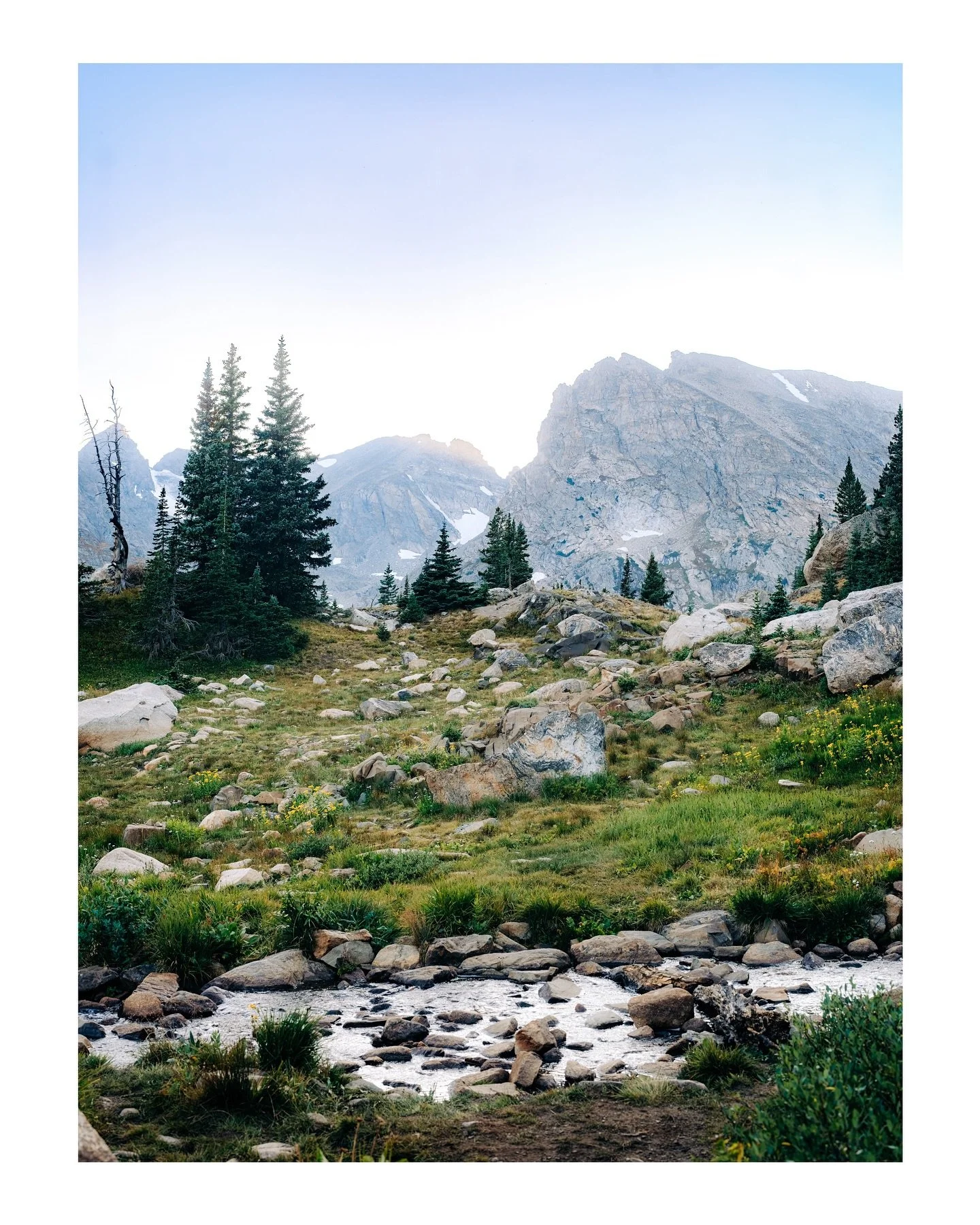Nothing better than mountains and friends 🥾🏔️&bull;
&bull;
&bull;
&bull;
&bull;
