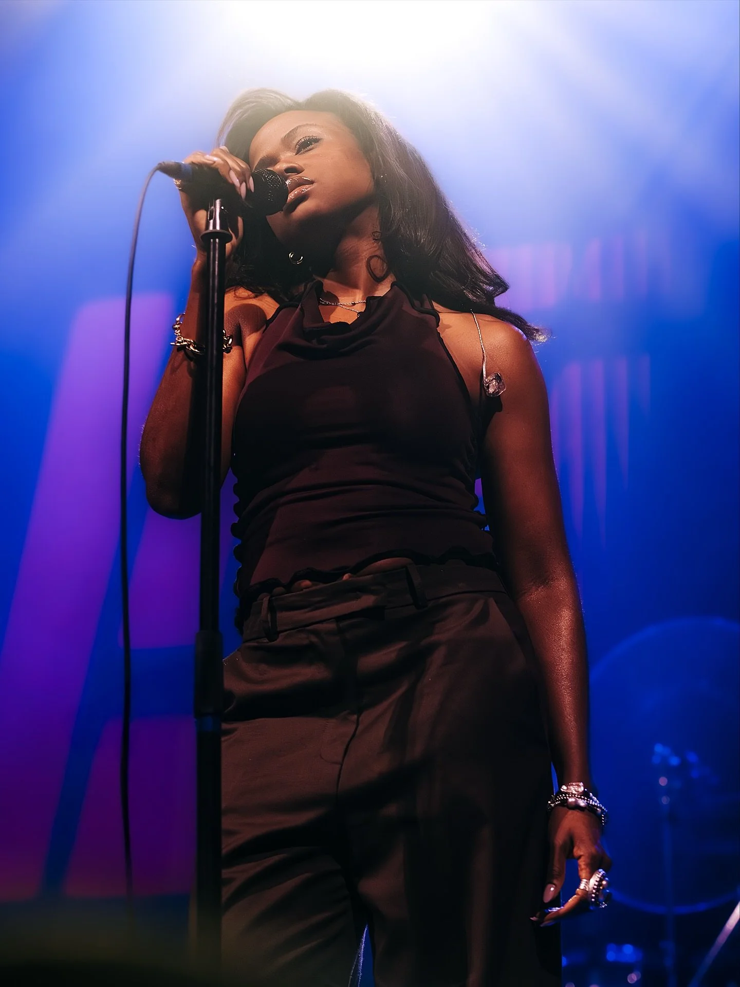 @infinitysong /// 11.5.25 x @bluebirdtheater &bull;
&bull;
&bull;
&bull;
&bull;
#myfujifilmlegacy #morethanfullframe #concertphotographer #musicphotography #prismlensfx #denverconcerts #denverconcertphotographer #livemusicphotographer #denvermusic #i