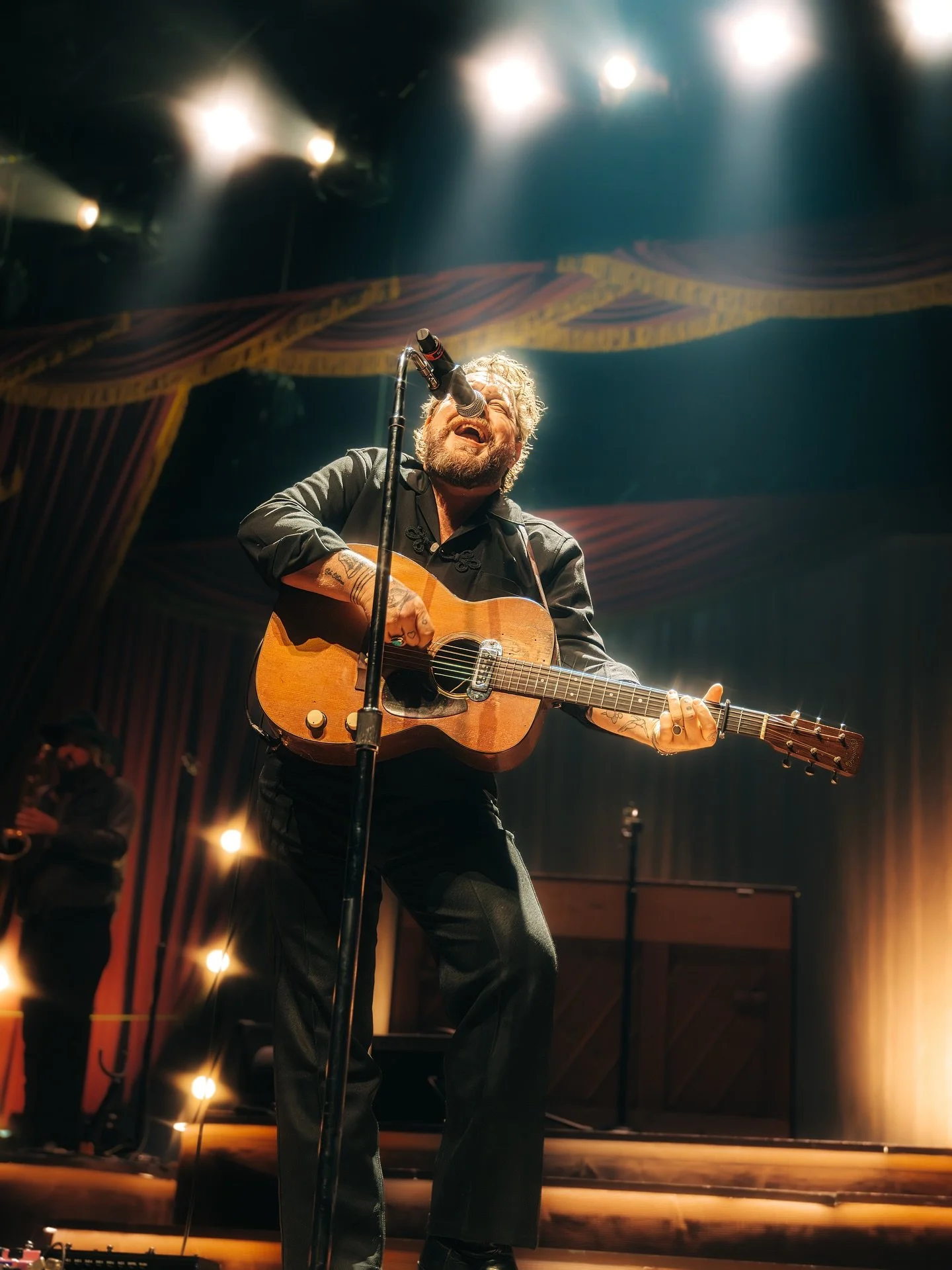 @nathanielrateliff and The Night Sweats /// 12.10.25 x @missionballroom &bull;
&bull;
&bull;
&bull;
&bull;
#myfujifilmlegacy #morethanfullframe #concertphotographer #musicphotography #prismlensfx #denverconcerts #denverconcertphotographer #livemusicp