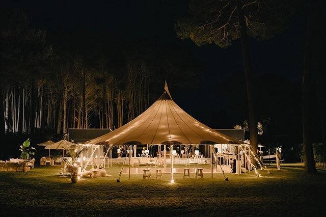 Vendor Feature 💫
⠀⠀⠀⠀⠀⠀⠀⠀⠀
As the exclusive Sperry tent provider in New Zealand, @flagshipeventsnz have got your wedding needs covered! Not only this, the Flagship team supply a range of furniture, bars, dance floors and lighting, all custom made to