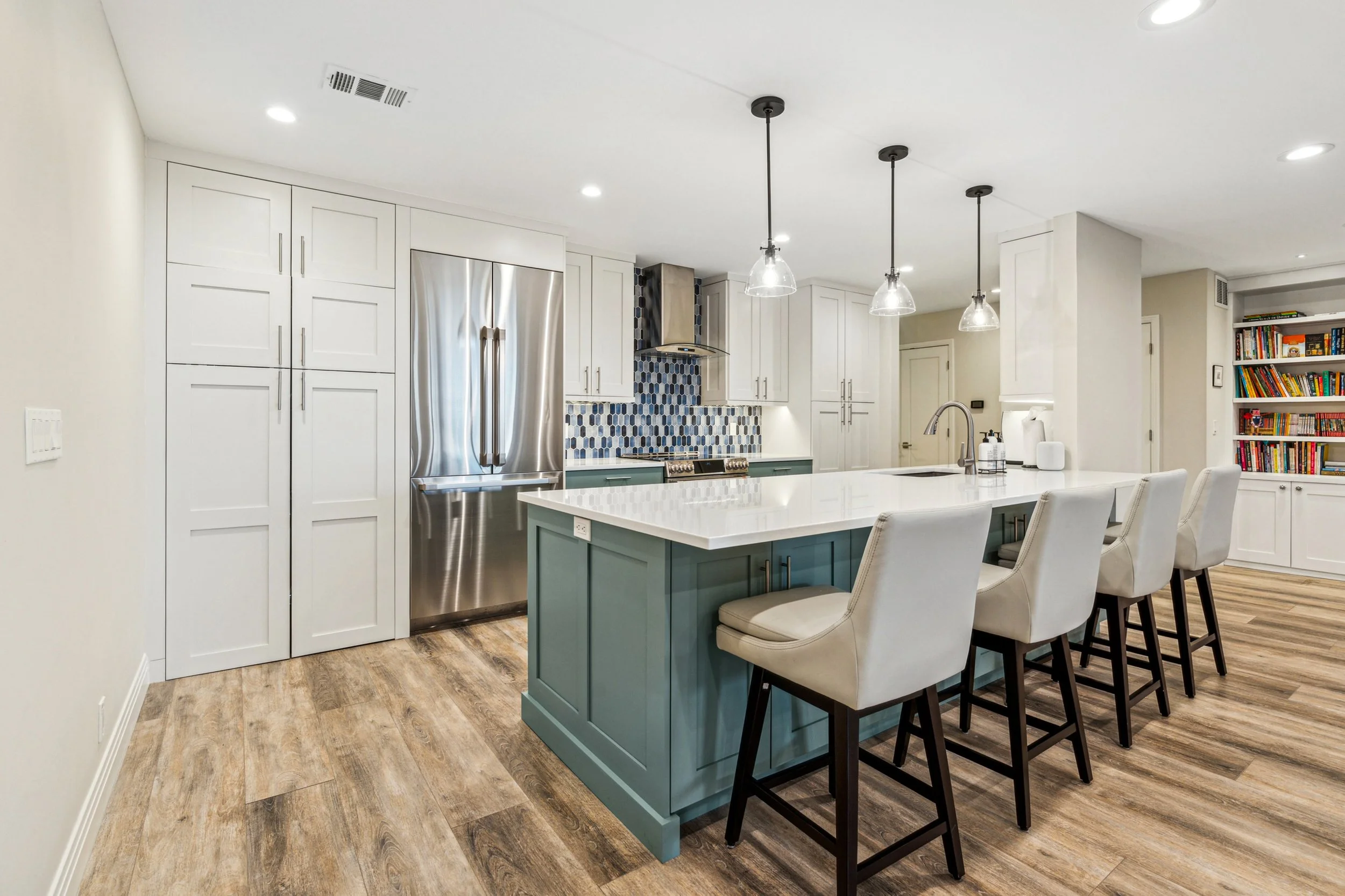 21-021-Eat-In-Kitchen-1534-Bradley-Dr.jpg