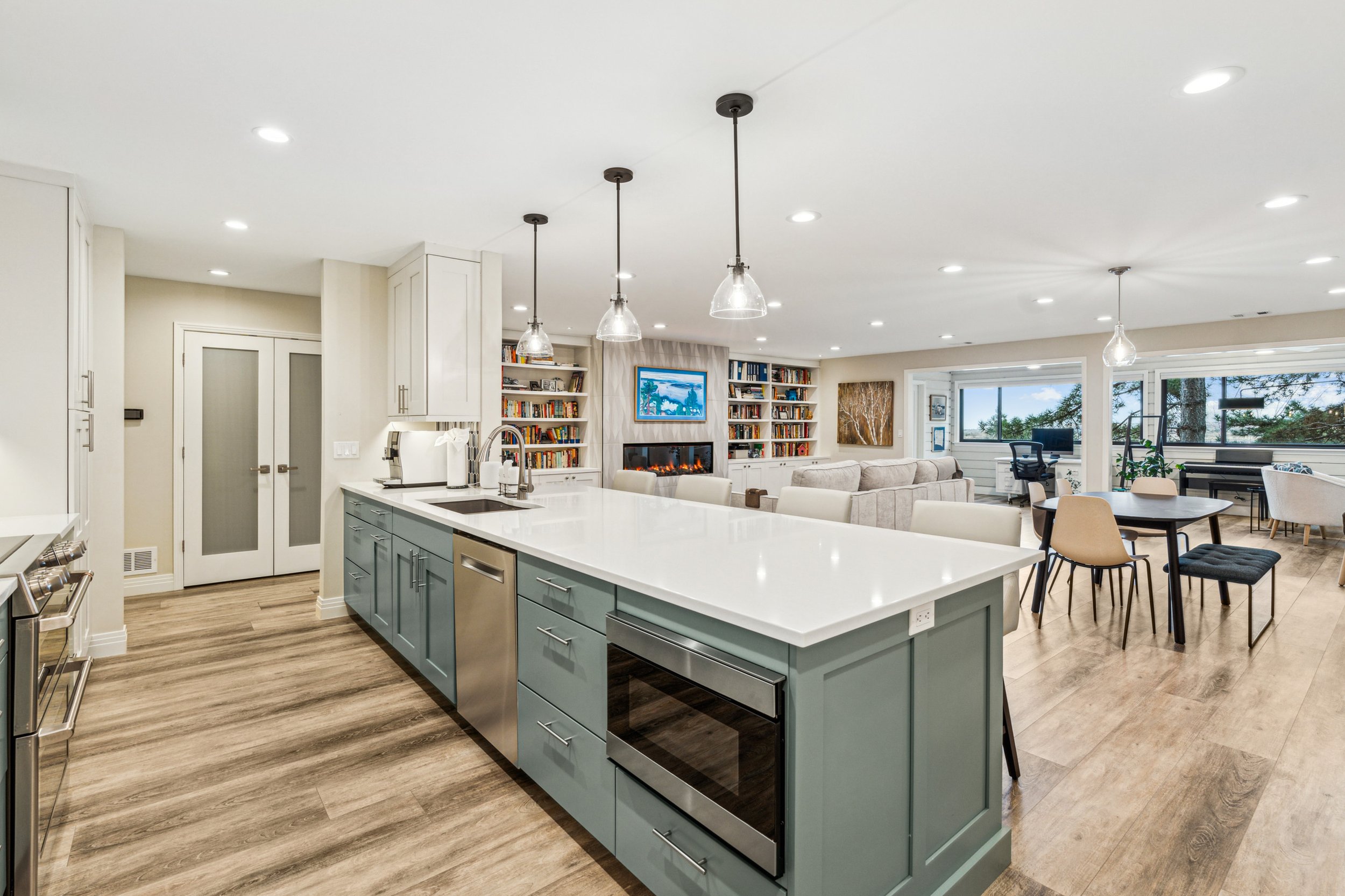 24-024-Eat-In-Kitchen-1534-Bradley-Dr.jpg