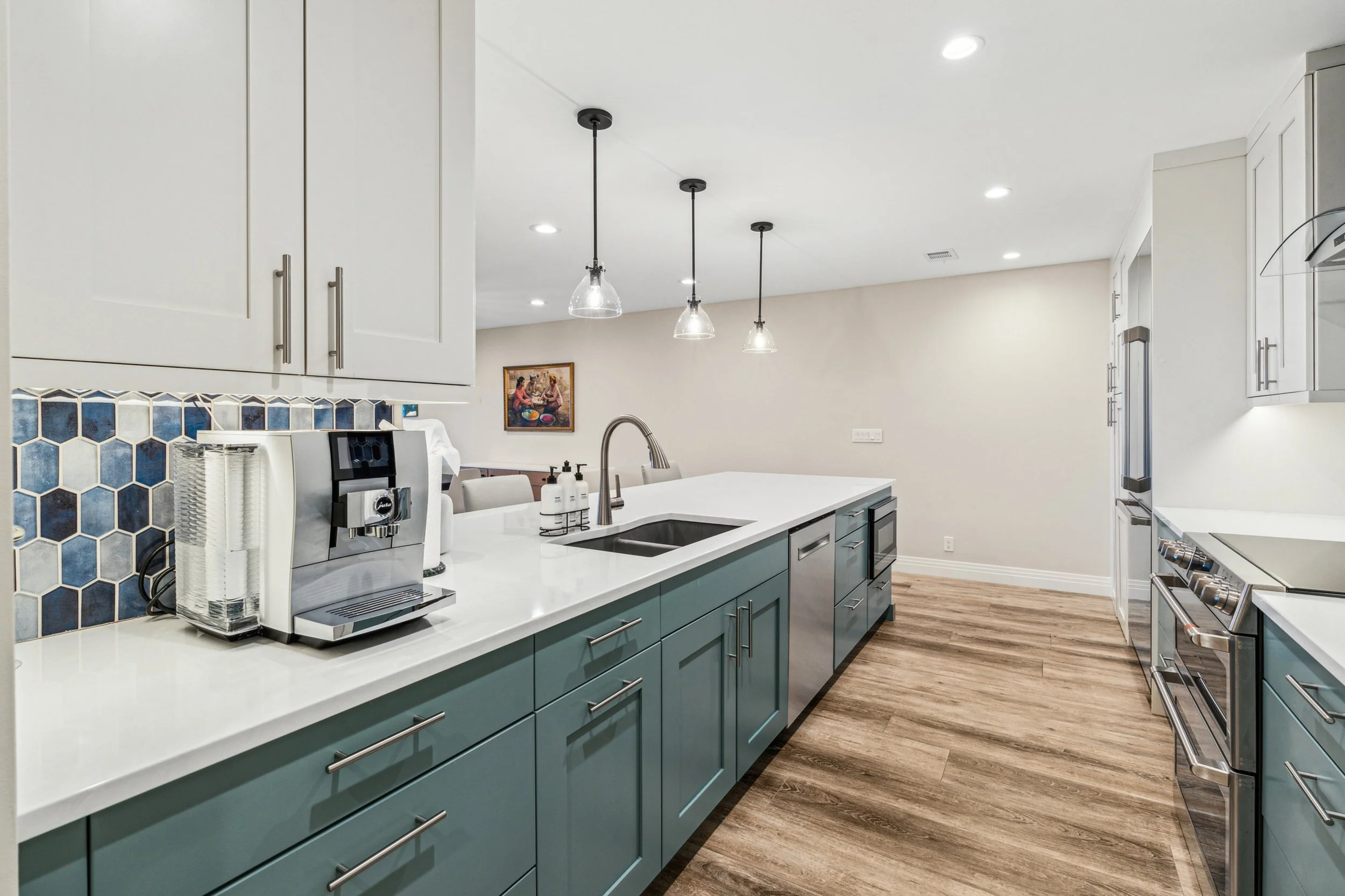 27-027-Eat-In-Kitchen-1534-Bradley-Dr.jpg