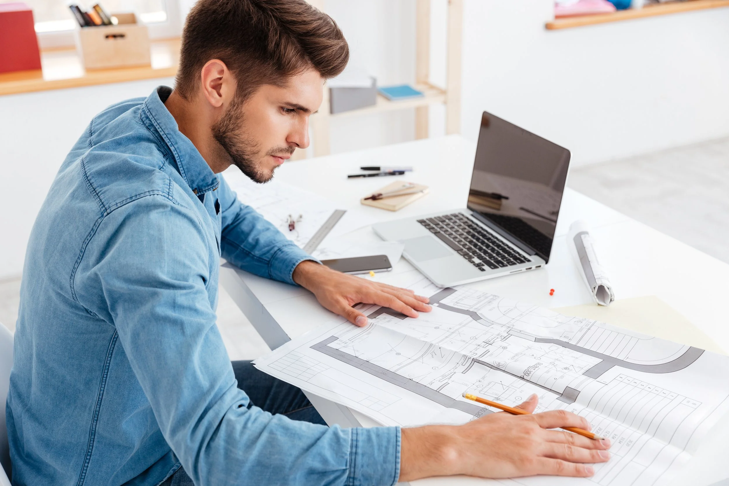 Мужчина улыбается. Бизнесмен с документами. Девушка бухгалтер. Человек в офисе за компьютером. Офис менеджер.