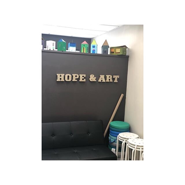 브런치 매거진에서 &quot; Hope and Art Studio &quot; 에 다녀왔습니다. 
긴긴 쿼런틴 생활로 답답함의 극치를 달리는 우리 엄마들을 위해서 윤지원 선생님께서 
한시간에 한분씩 사전 예약을 받아
.
. &quot;엄마를 위한 그림ᄎ