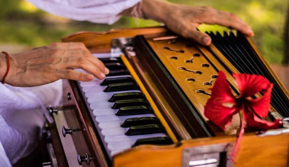 Yin yoga, canti kirtan e meditazione