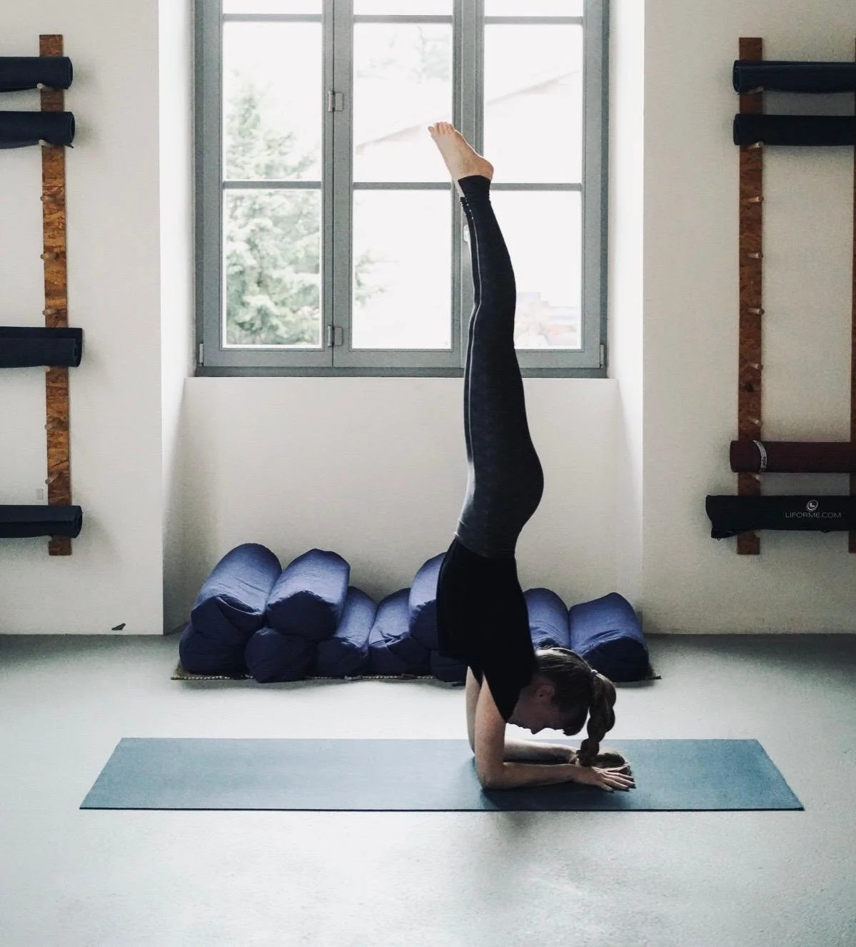 Pincha mayurasana la piuma di pavone