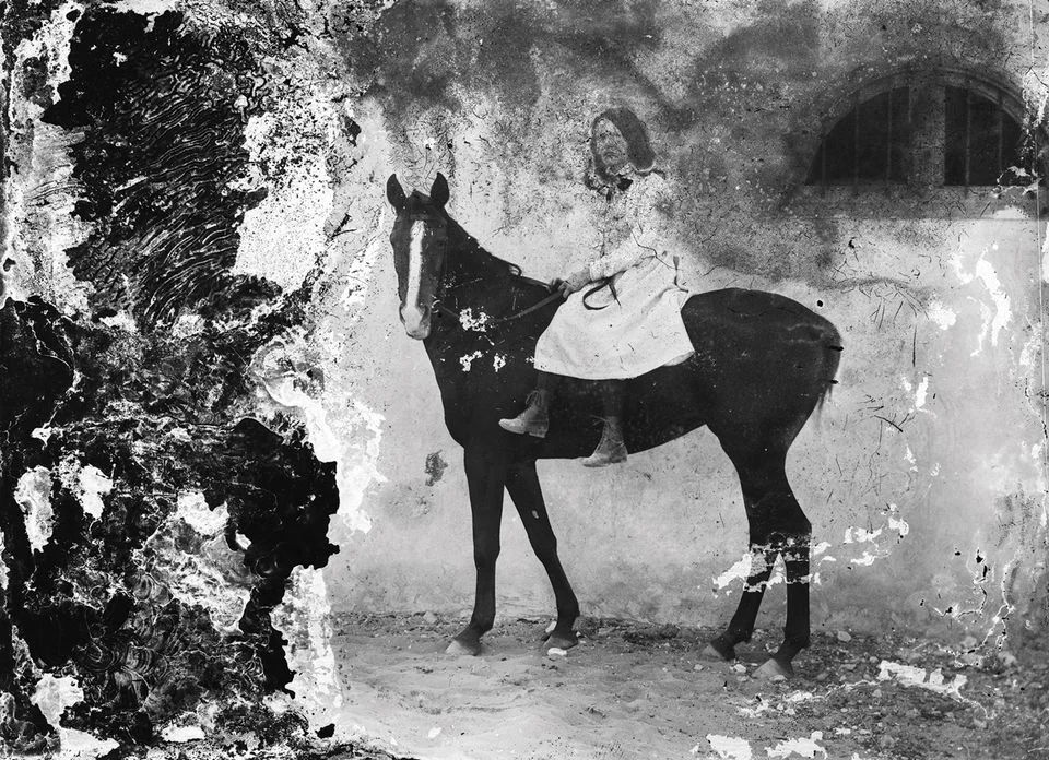Фото: ARAB IMAGE FOUNDATION. Портрет жінки Селіма Абу Іззедіна на коні (1900-ті роки, Єгипет)
